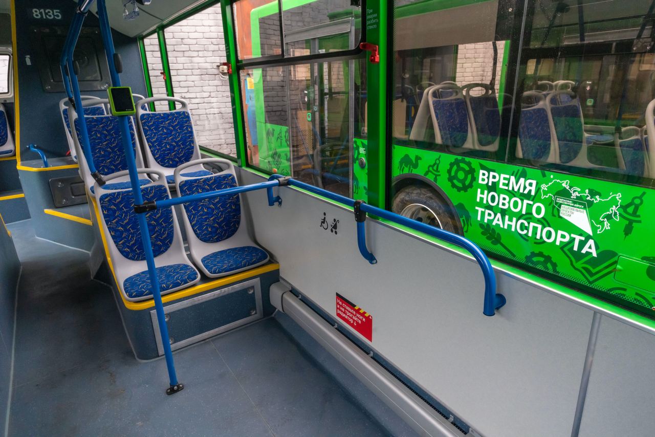 Компенсационный автобус из за ремонта моста запустят в Челябинске На время капитального ремонта моста через реку Миасс с 1 февраля в городе запустят компенсационный автобус 16 Его маршрут свяжет основные социальные объекты Металлургического района с улицами Пети Калмыкова и Шоссе Металлургов Компенсационный маршрут пройдет в прямом направлении по улицам Черкасская Пети Калмыкова Шоссе Металлургов Румянцева Богдана Хмельницкого Сталеваров 60 летия Октября А в обратном направлении он проследует от 60 летия Октября по улицам Сталеваров Богдана Хмельницкого Румянцева Дружбы Обухова Шоссе Металлургов до Черкасской Два автобуса малого класса будут ходить с интервалом в 25 минут Первый рейс от Першино в 6 08 от ЧМК в 6 38 Последний рейс от Першино отправится в 19 37 от ЧМК в 19 17 уточнил Организатор перевозок Расплатиться за проезд в автобусе можно по безналу в том числе социальными и транспортными картами А следить за передвижением обеих машин благодаря ГЛОНАСС можно по картам 2ГИС Яндекс Картам и на портале общественного транспорта Подписаться на vecherchel   Поддержать Читать в Мах