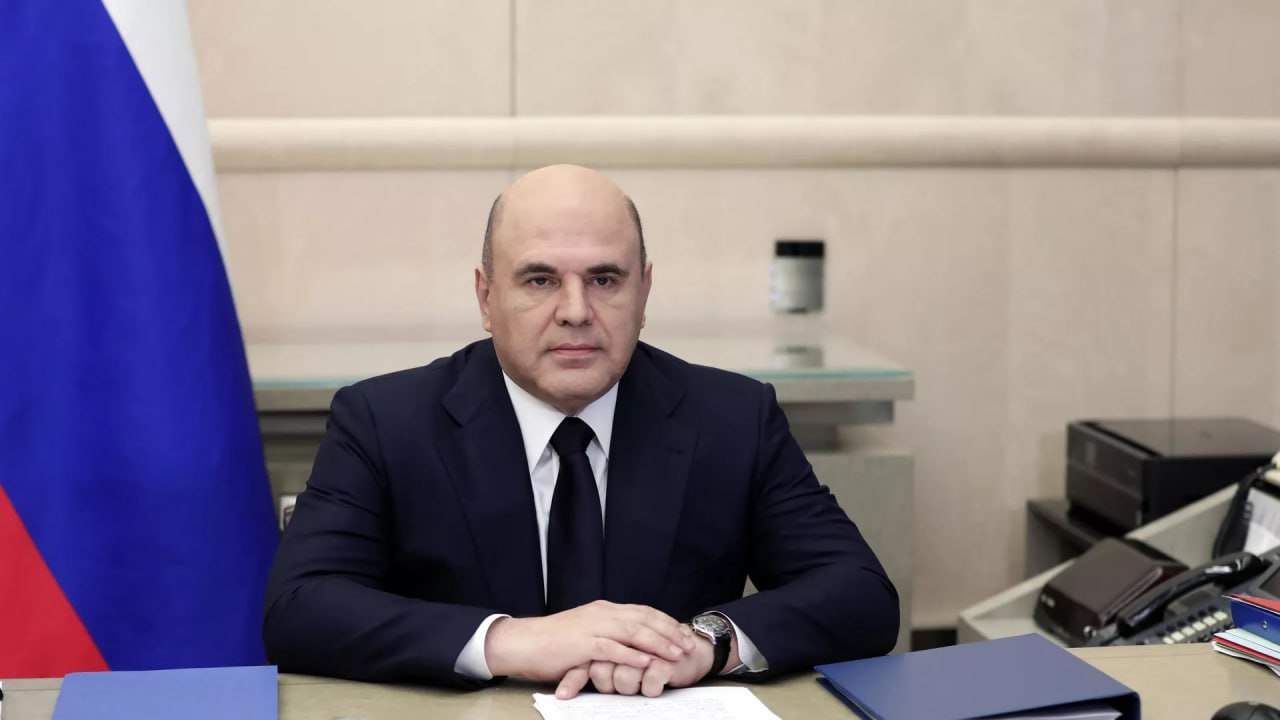 Премьер министр Михаил Мишустин провел стратегическую сессию посвященную повышению эффективности экономики и обеспечению равных условий ведения бизнеса Глава Правительства обратился к владельцам компаний которые пытаются избегать уплаты налогов используя схемы скрытого трудоустройства Надо закрывать лазейки в регулировании рынка труда чтобы не возникало подмены трудовых отношений когда юридическое лицо привлекает к работе самозанятых тем самым снижая налоговые отчисления на социальное страхование заявил Мишустин Многие предприниматели стремятся платить лишь 6 налогов самозанятым вместо 30 социальных взносов и 13 НДФЛ Однако ФНС очень быстро выявляет такие схемы Сегодня любой платеж от юридического лица физическому лицу становится сигналом для фискальных органов Если такой платеж не сопровождается соответствующими отчетами и выплатами в ФНС и Соцфонд то последует обязательная проверка и доначисление неуплаченных налогов и сборов а также штрафы
