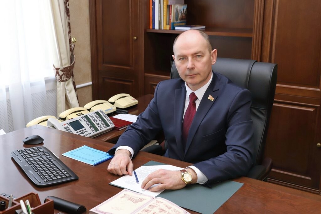 Алексей Кушнаренко отметил вклад работников госконтроля в экономическую безопасность Минщины  Председатель Миноблисполкома поздравил работников органов государственного контроля с профессиональным праздником.  — За более чем вековую историю органами государственного контроля пройден значительный путь — от специализированного Комиссариата до современной целостной системы. Сегодня Комитет государственного контроля и его территориальные подразделения в Минской области результативно решают комплексные задачи по соблюдению действующего законодательства, поручений и распоряжений главы государства, эффективности использования бюджетных средств, — сказал Алексей Кушнаренко.  Он также отметил, что сложность поставленных задач требует серьезного и обстоятельного подхода, профессиональной инициативы и настойчивости.  — При этом вы не только пресекаете правонарушения, но и работаете на упреждение, вскрываете потенциальные риски и угрозы. От всей души желаю вам крепкого здоровья, новых трудовых успехов и эффективного решения всех поставленных задач! — подчеркнул Алексей Кушнаренко.  #Минскаяобласть #Кушнаренко    Подпишись — Минская правда MLYN.by