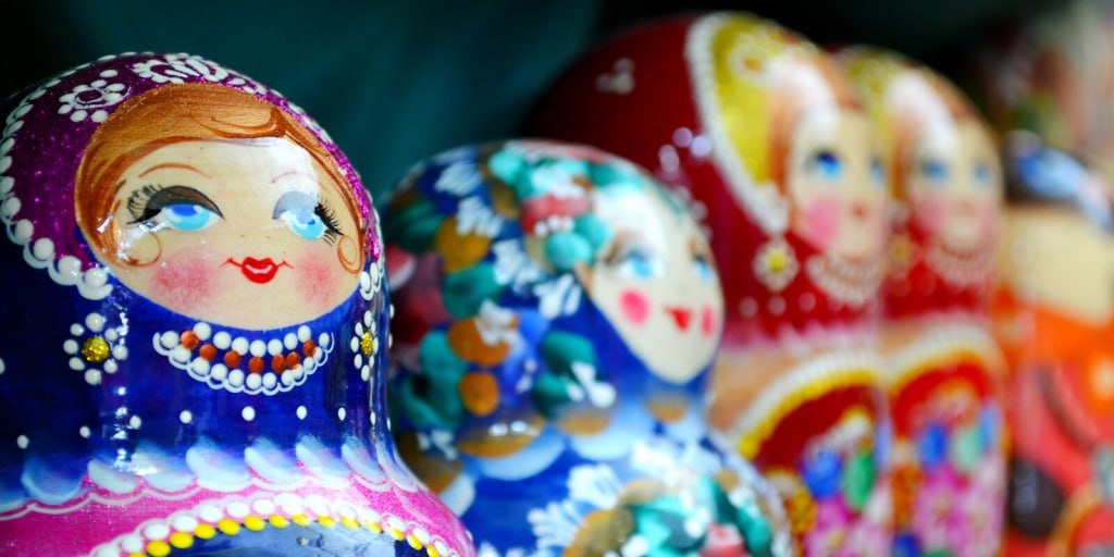 Матрёшки пользуются популярностью на Аляске в преддверии встречи Путина и Трампа. Матрёшки, которые продаются в одной из сувенирных лавок на Аляске, пользуются популярностью у туристов, сообщает РИА «Новости». По словам продавцов, ежедневно приобретают не меньше двадцати игрушек, которых делают в Петропавловске-Камчатском. В магазин, который находится в центре Анкориджа, самого крупного города на Аляске, приходят жители стран Европы, Китая и других государств. Особенно матрёшки интересуют людей сейчас, накануне встречи лидеров РФ и США Владимира Путина и Дональда Трампа. Главы государств собираются приехать на Аляску в ближайшие дни.