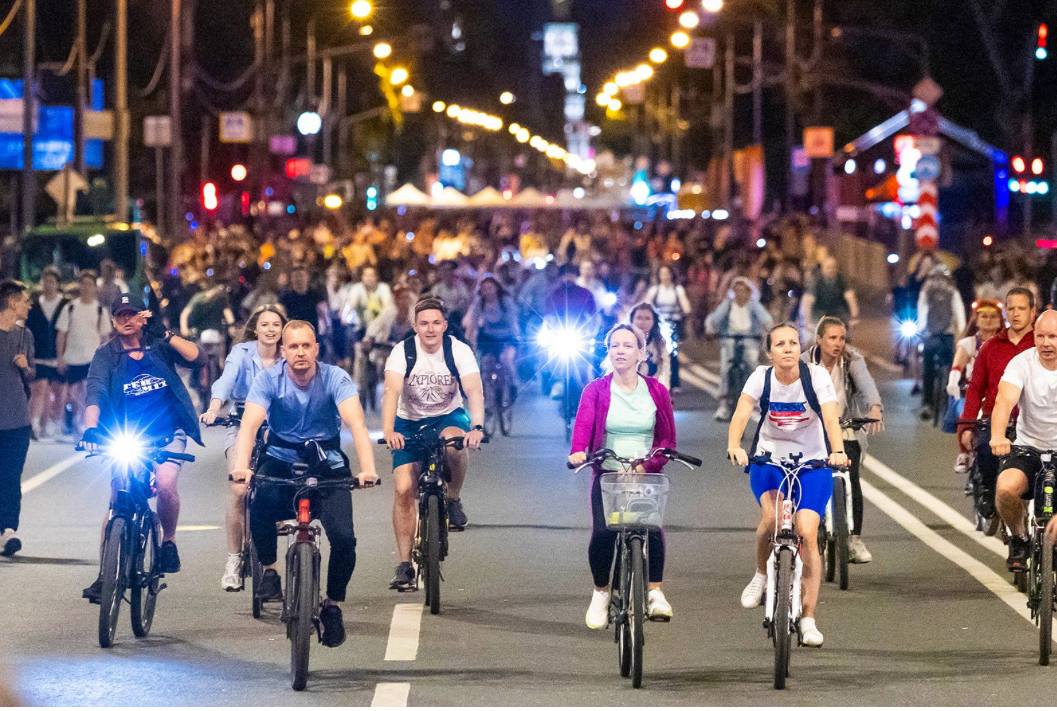 Рекордные 55 тысяч человек посетили ночной велофестиваль в Москве. Впервые маршрут прошёл по Садовому кольцу — обычно там катаются весной. Маршрут ночного велозаезда превратился в съемочную площадку: все время его участники находились в объективах фотографов и видеографов. В финале на большом экране состоялась премьера фильма о героях этой ночи. По пути велосипедистов сопровождали неоновые инсталляции, световые шоу, лайв-сеты от "Музыки в метро" и десятки развлечений. Фото, видео: Дептранс, Московские новости