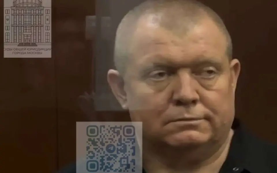 Белгородского бизнесмена Тебекина приговорили почти к шести годам колонии Красногорский суд приговорил влиятельного белгородского бизнесмена Владимира Тебекина к 5 годам и 9 месяцам заключения по делу о хищении и легализации активов завода «Энергомаш — БЗЭМ», ущерб от преступления составил более 670 млн рублей. Сам осужденный намерен обжаловать вердикт и настаивает на своей невиновности. Его бизнес-партнер Владимир Захаров получил 4 года и 7 месяцев заключения со штрафом в 600 тысяч рублей. Суд также постановил конфисковать у осужденных 535 млн рублей. Следствие установило, что в 2013-2014 годах завод, находившийся на грани закрытия и принадлежавший в том числе администрации Белгорода, перешел под контроль Татьяны Тебекиной и Владимира Захарова. По версии правоохранителей, имущество предприятия было выведено безвозмездно, а активы впоследствии растрачены и легализованы через подконтрольные коммерческие структуры, при этом региональному бюджету был нанесен ущерб в размере 672 млн рублей.