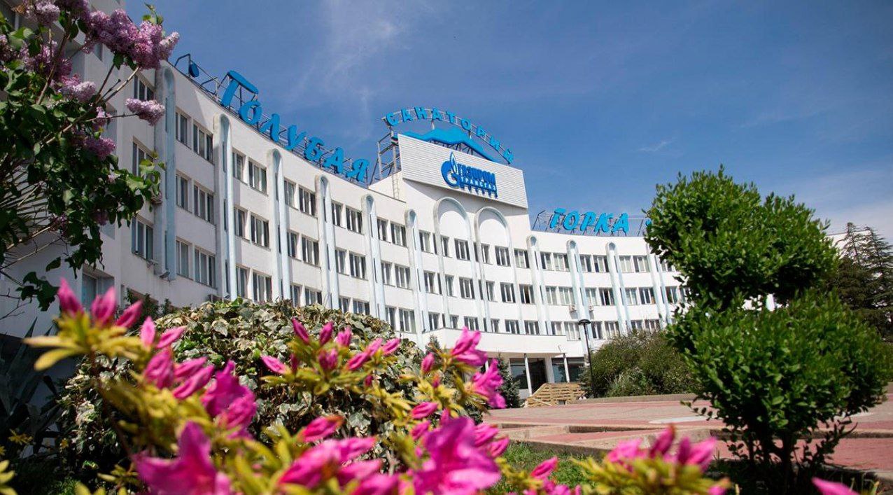 «Газпром» собирается продать санаторно-курортные объекты в регионах, сообщили в компании. В списке на реализацию: лечебно-профилактическая база «Голубая волна» в Новороссийске, пансионат «Факел» в Кисловодске, детский оздоровительный центр «Спутник» в Башкортостане, база отдыха «Голубой факел» в Новгородской области, санаторий «Голубая горка» и оздоровительный центр «Санаторий Юг» в Сочи и другие объекты. Ранее «Газпром» сообщил о планах по продаже офисных и санаторно-курортных объектов в Москве, Подмосковье, Тверской области и Анапе. Telegram / gazprom Подпишитесь на «Ведомости»