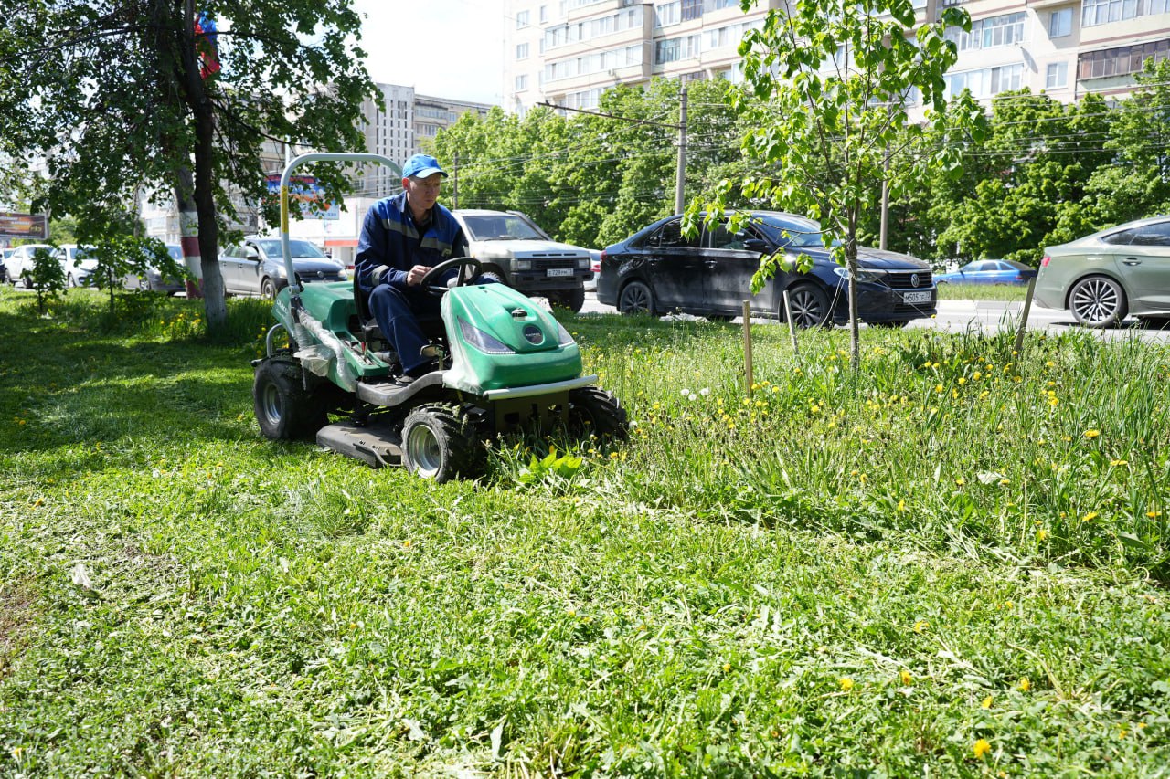В Ульяновске приступили к сезонному покосу травы Такую задачу перед профильными службами поставил глава города Александр Болдакин - С сегодняшнего дня мы должны активизировать мероприятия по покосу травы. Их итог – это чистый и ухоженный город. Со своей стороны поступательно улучшаем материально техническое оснащение предприятий и учреждений – в этом сезоне впервые задействуем три специализированных мини-трактора для механизированного покоса, которые закупили для «Городского центра по благоустройству и озеленению», – подчеркнул Александр Болдакин Масштабные работы организованы на территориях, прилегающих к городским дорогам, вдоль трамвайных путей, в парках, скверах и других общественных пространствах. Эти участки находятся в зоне ответственности МБУ «Дорремстрой», МБУ «Городской центр по благоустройству и озеленению», МУП «Ульяновскэлектротранс» и МУП «Парки Ульяновска». Также предусмотрено привлечь на договорной основе специализированные организации Подробнее
