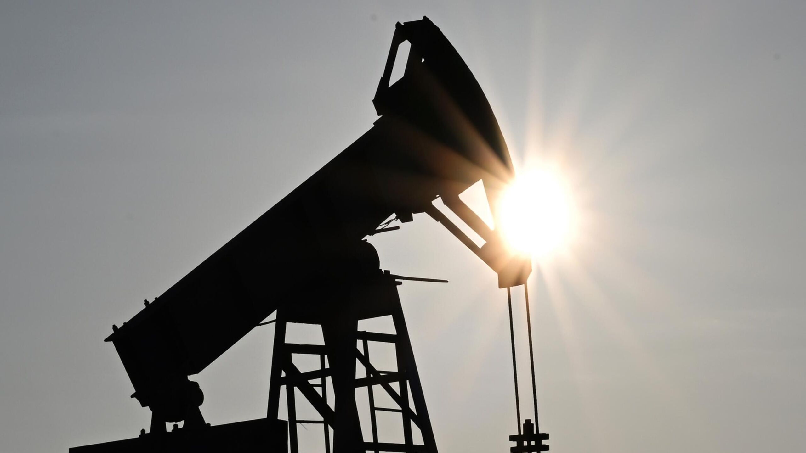 Планируемое увеличение производства сжиженного природного газа СПГ в Катаре смягчит для него последствия любого будущего снижения цен на нефть заявил в субботу министр финансов Катара Али аль Кувари Рост производства сжиженного природного газа СПГ в Катаре в 2027 году смягчит для него последствия любого будущего снижения цен на нефть сказал он выступая на дискуссионном форуме Doha forum в Катаре По его словам взвешенная фискальная политика Катара означает что ему не нужно прибегать к долговым рынкам для покрытия своих расходов Ранее на форуме госминистр энергетики Катара Саад аль Кааби сообщил что запуск дополнительных мощностей производства СПГ в стране запланировано на третий квартал 2026 года что позволит увеличить производство СПГ с нынешних 77 до 126 миллионов тонн в год