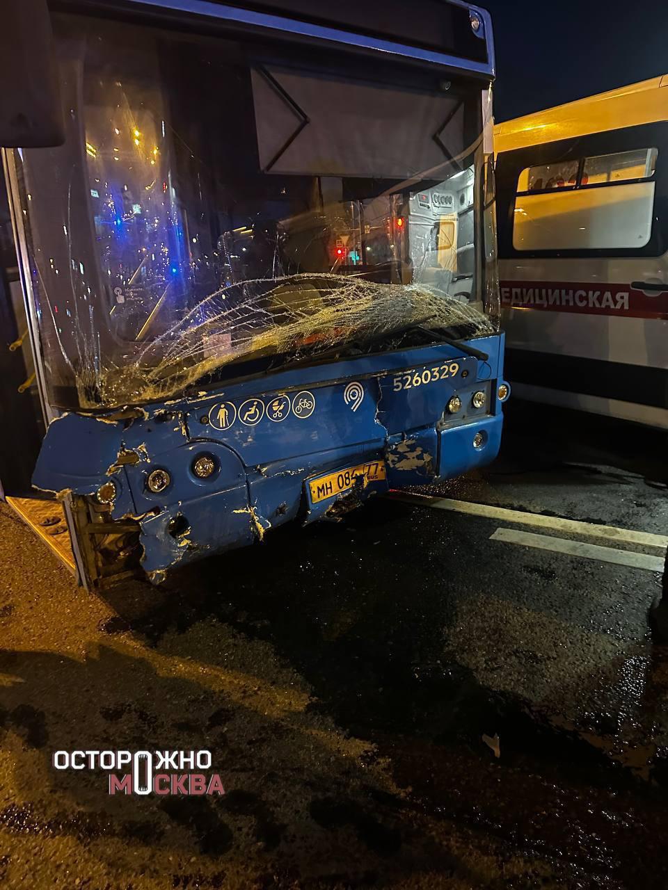 На юге Москвы пассажирский автобус протаранил бизнес-такси. 15 мая в 02:20 ночи на пересечении Варшавского шоссе и Сумской улицы произошло ДТП: пассажирский автобус врезался в стоявшее на светофоре бизнес-такси Hongqi. На кадрах видно, как автобус таранит легковушку и протаскиевает ее вперед через перекресток. Как рассказала «Осторожно, Москва» пострадавшая в ДТП пассажирка такси, виновник аварии «едва говорил по-русски» и никак не помог потерпевшим: скорую вызвали сотрудники Росгвардии. По словам девушки, медики зафиксировали у нее сотрясение мозга и предложили ей госпитализацию в нейрохирургию, однако она отказалась: «Меня протащил городской автобус, я могла погибнуть. И это может остаться безнаказанным. Я ехала в такси на заднем ряду сидений, пристегнутая, когда ехавший с огромной скоростью городской автобус не сбавляя обороты врезался в наш автомобиль. Заднюю часть машины буквально разорвало, но при этом в машине даже не сработали подушки безопасности. И я, и водитель такси мы оба потеряли сознание, а у водителя еще и рванная рана головы, его госпитализировали, а утром ему сделали операцию, он остается в больнице», – рассказала потерпевшая. В департаменте транспорта рассказали, что авария случилась с автобусом 751 маршрута коммерческого перевозчика ООО «Таксомоторный парк №20»: «Автобус следовал в парк без пассажиров, водитель не пострадал. По предварительной информации, результате ДТП незначительные травмы получили водитель и пассажир автомобиля, им оказана необходимая медицинская помощь. В ситуации разбирается Госавтоинспекция». Сейчас девушка опасается, что виновник аварии может избежать наказания: «В ДПС сказали, что вопрос о возбуждении уголовного дела может рассматриваться только после проведения ряда экспертиз, а это может занять пару месяцев», – добавила девушка.