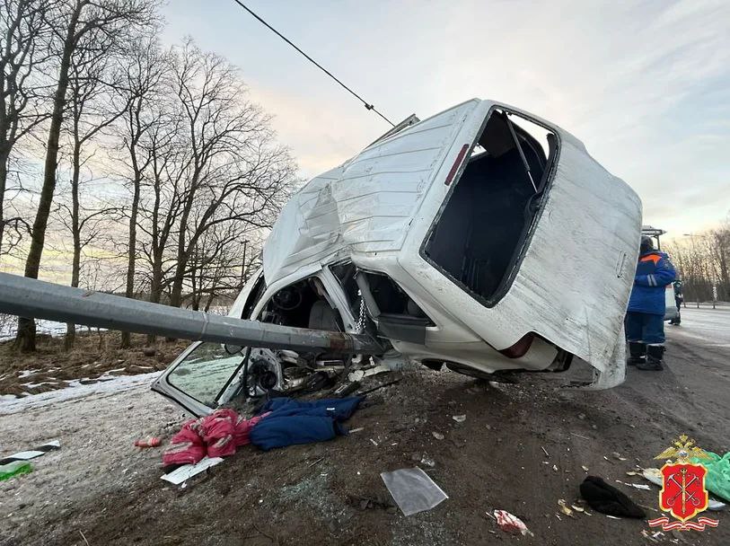 После смертельной аварии с ребенком под Тосно возбуждено уголовное дело   Полиция возбудила уголовное дело после ДТП на трассе в Ленинградской области, в котором погиб ребенок. Дело расследуется по ст. 264 УК РФ  нарушение правил дорожного движения и эксплуатации транспортных средств , сообщили в региональном ГУ МВД.   «Ъ-СПб» писал, что смертельная авария произошла около 07:30 на автодороге между Тосно и поселком Ушаки. Водитель автомобиля Volkswagen потерял управление и врезался в опору ЛЭП. В результате ДТП погиб находившийся в иномарке ребенок 2015 года рождения. Еще три человека получили травмы и были госпитализированы.   В настоящий момент на место выехали следователи специализированного управления ГУ МВД России. Все подробности произошедшего выясняются.   Фото: ГУ МВД по Петербургу и Ленобласти