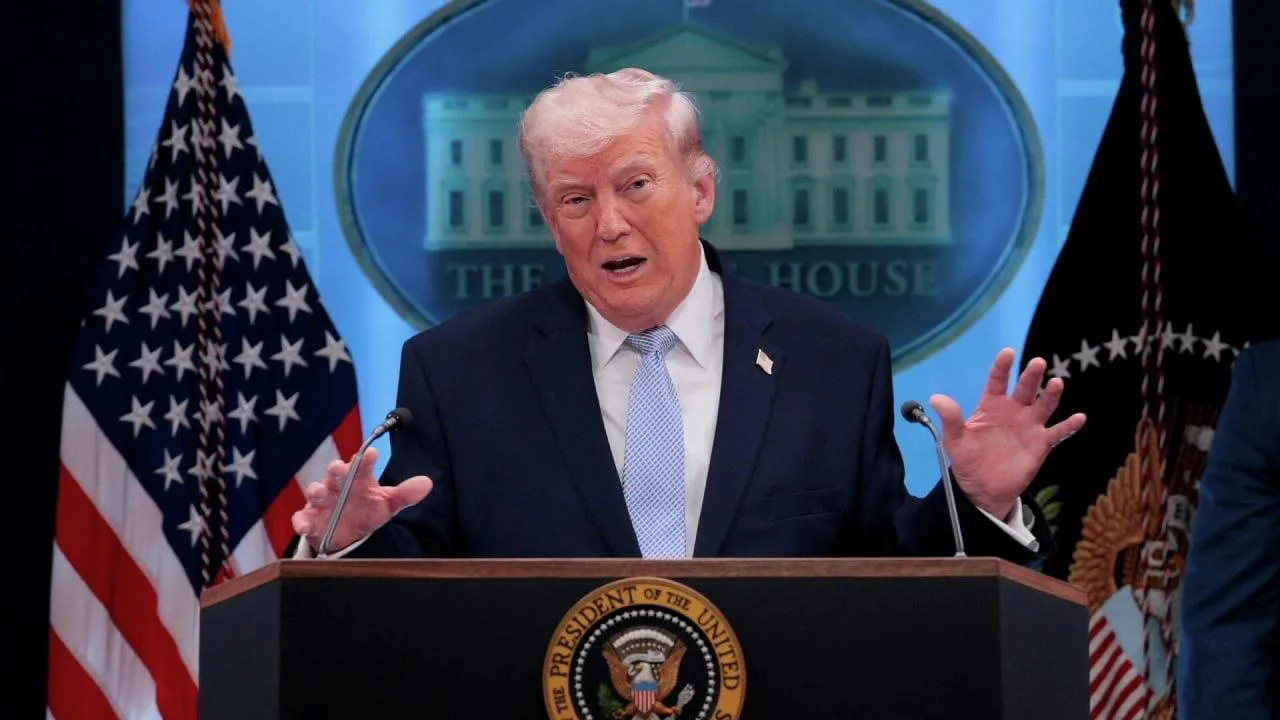 Трамп публично обвинил Иран в неоднократных нарушениях режима прекращения огня с США не приведя подтверждений Иран неоднократно нарушал режим прекращения огня написал Трамп в Truth Social Никаких фактов подтверждающих его слова американский лидер не привел