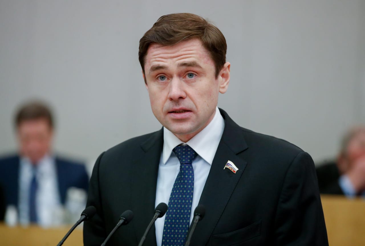 Список СРЗП на выборах в заксобрание Новосибирской области возглавит депутат Госдумы Александр Аксёненко   Также в список партии войдёт участник СВО Руслан Плотников, экс-прокурор Новосибирска Роман Сивак, бывший кандидат в губернаторы региона Владислав Плотников и действующий депутат областного парламента Андрей Пак.   «В областной список у нас по законодательству идут три человека, поэтому первым номером в списке нашей избирательной кампании буду я как лидер новосибирского отделения партии. Мы ставим себе очень серьёзную планку, что мы должны добиться 10% по спискам, минимум два депутата должны победить в одномандатных округах. Мы будем представлены во всех избирательных участках, на всех выборах, в том числе в городских округах», — рассказал Александр Аксёненко.   Выборный