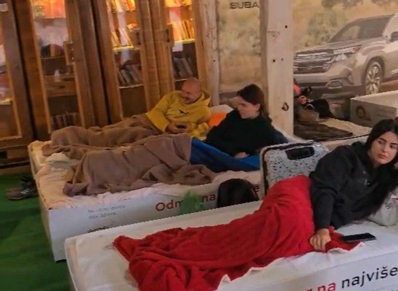 В Черногории стартовал чемпионат по лени Участники должны лежать и ничего не делать а победитель получит 2000 около 194 тысяч рублей Вставать можно лишь раз в 8 часов на 15 минут в туалет В прошлом году рекордсменка пролежала 50 дней подряд Среди участников и россияне bezposhady