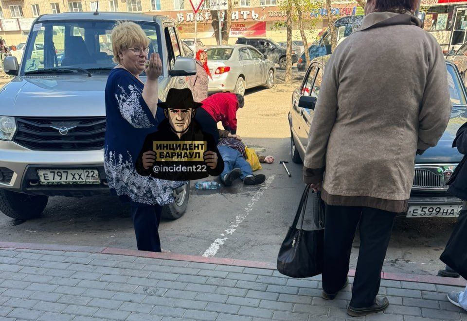 В Барнауле задержали мужчину, который мог избить до смерти пенсионера. Об этом сообщает Barnaul 22 со ссылкой на информацию внучки погибшего. По словам девушки, мужчина якобы утверждает, что произошедшее было самозащитой. На протяжении 40 минут врачи скорой помощи боролись за жизнь пенсионера. На данный момент причину его смерти устанавливают, родные ждут результатов вскрытия. Похороны погибшего состоятся в четверг. По словам бабушки девушки, мужчина сначала прыснул баллончиком в лицо пенсионеру, а затем якобы начал пинать. "Мне очень тяжело сейчас это писать. Я просто хочу, чтобы виновного наказали, поэтому хочу найти тех, кто мог быть свидетелем", — добавила внучка погибшего. ТОЛК