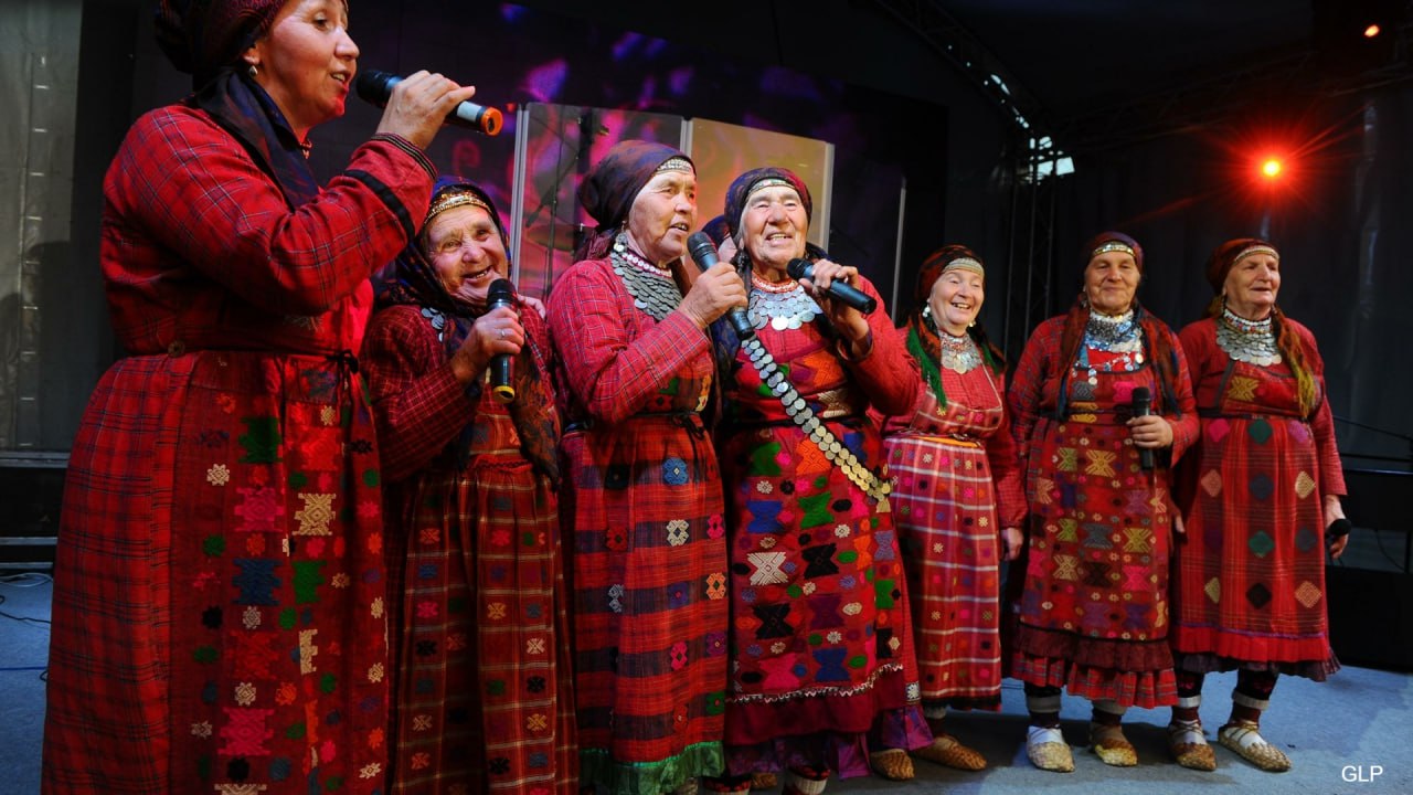 "Бурановские бабушки" попали в базу украинского экстремистского сайта "Миротворец", свидетельствуют данные, с которыми ознакомился журналист "Вестей". Причиной занесения указывается "сознательное нарушение государственной границы Украины" и "незаконная коммерческая деятельность" на территории Крымского полуострова.