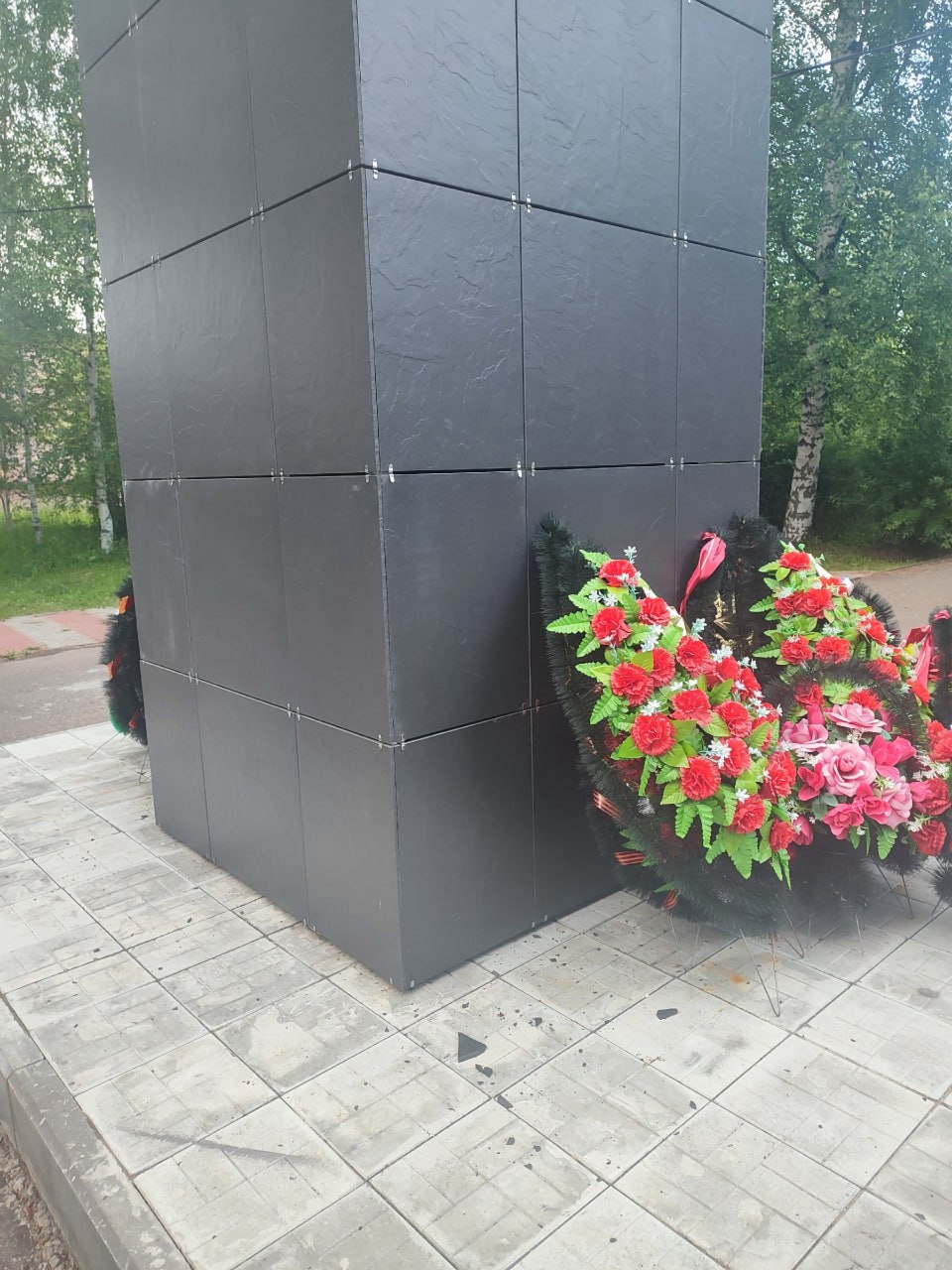‼ В Зуевке в отношении 17-летнего подростка возбуждено уголовное дело. Юноша подозревается в повреждение памятника, увековечивающего память погибших при защите Отечества в период Великой Отечественной войны. Инцидент произошел 26 июня 2025 года. Подросток в состоянии алкогольного опьянения несколько раз ударил ногой по памятнику воинам-зуевчанам на территории городского парка. В результате были повреждены четыре фрагмента облицовочной плитки постамента. Фигурант дела свою вину признал полностью и раскаялся в содеянном. В настоящее время следователями СК продолжается проведение необходимых следственных и процессуальных действий. P.S. Как сообщил глава Зуевского района Андрей Родыгин, повреждения на постаменте были оперативно устранены. фото Андрей Родыгин /