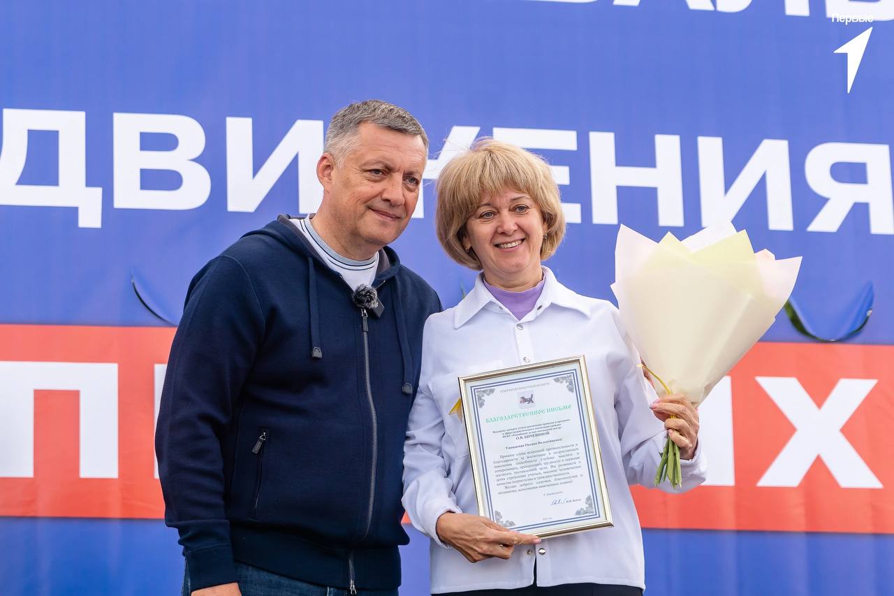 Фестиваль юности от Движения первых посетил Губернатор Прибайкалья Игорь Кобзев!   Он поздравил жителей и гостей областного центра с Международным днем защиты детей и вручил руководителям партнерских организаций Движения первых благодарственные письма.    Среди награжденных региональный координатор Навигаторов детства Прибайкалья Оксана Бичевина! Поздравляем ее с этой заслуженной наградой!   Команда Навигаторов детства ежедневно работает с активистами Движения первых. Советники директоров по воспитанию являются наставниками в первичных отделениях. Наши специалисты помогают детям реализовывать инициативы, готовиться к конкурсам и воплощать амбициозные идеи в жизнь!    Мы рады сотрудничеству! Уверены, впереди у нас еще множество свершений!    За фото благодарим региональное отделение Движения первых Иркутской области  #праздникдетстваНД #Навигаторы_Прибайкалья #НавигаторыДетства #НавигаторыДетства38 #Минпросвещения #Росдетцентр
