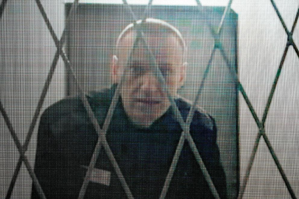 Алексея Навального убили в колонии с помощью яда эпибатидин Der Spiegel Алексей Навальный умер в колонии Полярный волк 16 февраля 2024 года в результате отравления сообщает Der Spiegel со ссылкой на источники По данным издания в образцах тканей которые соратники политика вывезли из России несколько независимых лабораторий обнаружили следы эпибатидина крайне токсичного вещества воздействующего на нервную систему Пять европейских государств Великобритания Швеция Франция Германия и Нидерланды намерены выступить на полях Мюнхенской конференции по безопасности с совместным заявлением об итогах исследования По их оценке возможен только вариант отравления со стороны российских властей поскольку Навальный находился под полным государственным контролем Ранее вдова политика Юлия Навальная заявляла что перед похоронами ее команда сумела вывезти биологические образцы за границу для независимого анализа Она утверждала что лаборатории подтвердили отравление однако тогда название вещества не раскрывалось Эпибатидин высокотоксичное соединение впервые выделенное из южноамериканской лягушки древолаза Оно воздействует на рецепторы нервных клеток и даже в малых дозах может вызывать судороги паралич дыхания и нарушения сердечного ритма BILD Russian