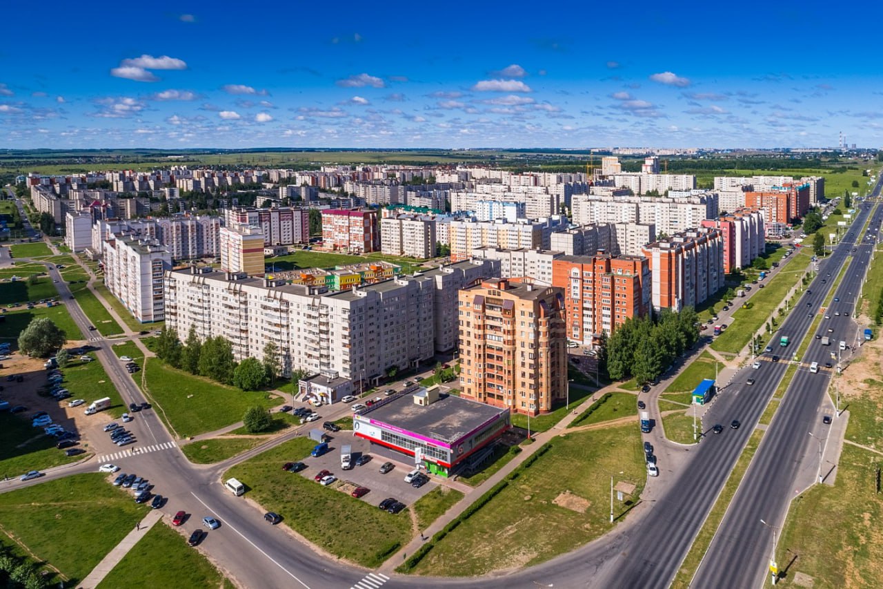 Управление городского хозяйства администрации Новочебоксарска ищет подрядчиков для ремонта участков двух дорог. Они находятся по улицам Строителей и Советской. На обновление проезжей части по ул. Строителей отвели 208,59 млн рублей. Протяженность ремонтируемого объекта – 1,6 км. Работы стартуют в 2025 году и завершатся к 1 сентября 2027-го. Ремонт автодороги по ул. Советской оценивается в 117,35 млн рублей. Работы разбиты на два этапа. Срок выполнения первого ул. Винокурова – среднее кольцо – ул. Пионерская – до 14 ноября 2025 года, второго ул. Пионерская – ул. Воинов-интернационалистов – до 1 июня 2026 года. Итоги торгов на определение подрядчиков подведут 3 и 4 июня. Конкурс на ремонт ул. Советской объявляли в марте, однако процедура отбора исполнителя была отменена.
