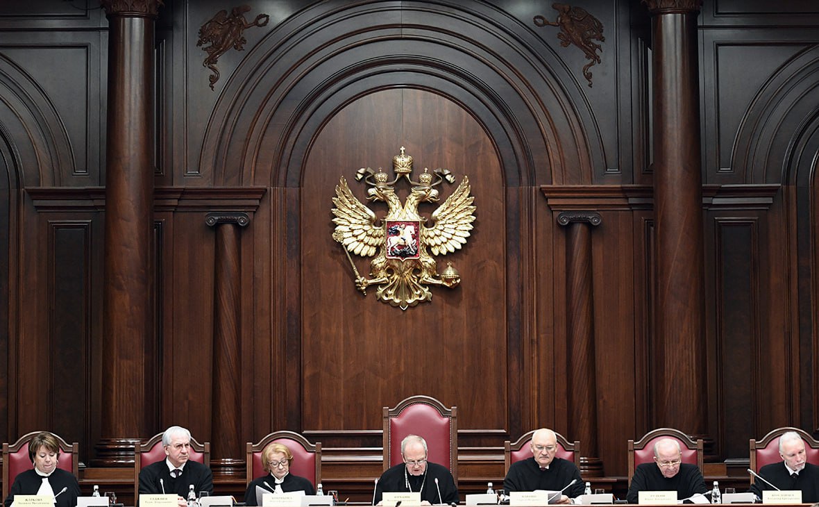 Стало больше Россияне чаще обращались в Конституционный суд в прошлом году: если в 2023-м в КС поступило 12 540 жалоб, то в 2024-м — уже 13 258. При этом число поручений внести изменения в действующие законы сократилось. В самом КС это объяснили тем, что обращения граждан вызваны не пробелами в законодательстве, а противоречивой правоприменительной практикой. Там также пожаловались на то, что законодатели не исполнили 40 его решений, при этом 10 резолюций были приняты судом еще в 2010-2020 годах. Сейчас в Госдуме находятся 27 законопроектов, которые должны внести изменения в законы в соответствии с решениями КС. Версия