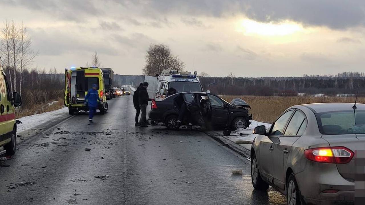 Один человек погиб и пятеро пострадали в жестком ДТП в Челябинской области  По данным Госавтоинспекции Челябинской области, ДТП произошло вечером 10 марта в Каслинском районе.  Женщина за рулем "Шевроле Авео" выехала на встречную полосу: этот маневр на участке был разрешен. Там иномарка столкнулась с "Дэу Нексия", которой управляла тоже женщина.    От жесткого удара "Дэу" отбросило в кювет. Водитель не была пристегнута ремнем безопасности и скончалась на месте.  С травмами госпитализировали пять человек: водителя "Шевроле" и четырех пассажиров из второй машины, включая 5-летнего ребенка.    Фото: Госавтоинспекция Челябинской области    Вести Южный Урал   Челябинск