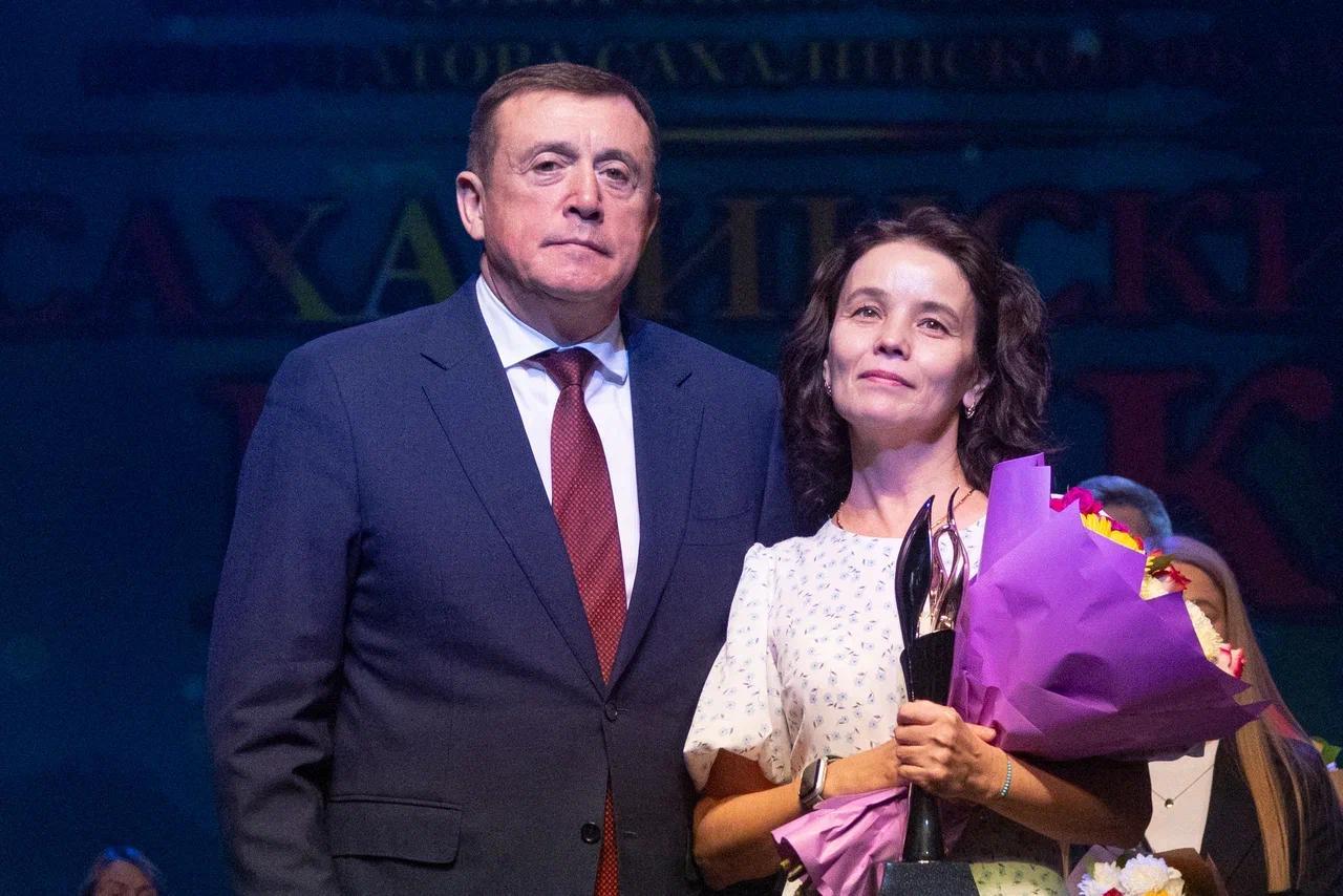 Человеком года 2025 на Сахалине признали Гульнур Минькову Губернатор Валерий Лимаренко вручил награды победителям пятого сезона конкурса Сахалинский маяк Торжественная церемония прошла в День народного единства на сцене Чехов центра в Южно Сахалинске Среди награждённых семьи учителя врачи спортсмены предприниматели лидеры молодёжи и волонтёры Всего в конкурсе участвовали представители разных сфер жизни региона Главная номинация конкурса Человек года 2025 Победителем стала Гульнур Минькова Она руководит организацией поддержки и защиты отцовства материнства и детства Семейная Азбука Минькова также возглавляет общественный совет при министерстве здравоохранения Сахалинской области входит в состав Общественной палаты и правление Регионального отделения Союза женщин России В рамках проекта Счастливое материнство инициированного губернатором Минькова организовала масштабную работу по поддержке будущих и уже состоявшихся родителей в рождении и воспитании детей Под её руководством повышается квалификация сотрудников учреждений по вопросам родовспоможения Гульнур Минькова многодетная мама она воспитывает с мужем пятерых детей Фото ПСО SakhalinMedia Прислать новость