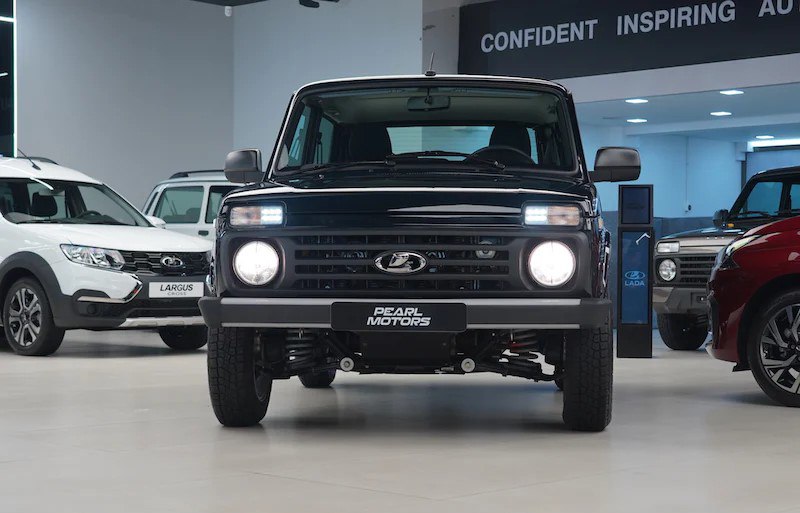 Нива в Эмиратах: за 1,5 млн рублей Дубайский дилер Pearl Motors начал продавать автомобили Лада. Цены повыше, чем в России. Трехдверная Нива Legend с металлическими бамперами стоит 64 000 дирхамов – это чуть меньше 1,5 млн рублей по нынешнему курсу. Что можно найти в Эмиратах за схожие деньги? Например, за 95 000 дирхамов 2,1 млн рублей можно приобрести 5-дверный Suzuki Jimny с автоматической коробкой. А за 72 000 дирхамов 1,6 млн рублей отдадут гибрид Neta L китайского производства. Не знаю, каковы шансы Нивы в песках Аравийского полуострова, но вот на нашем рынке Джимни за 2,1 млн рублей зашел бы на ура.