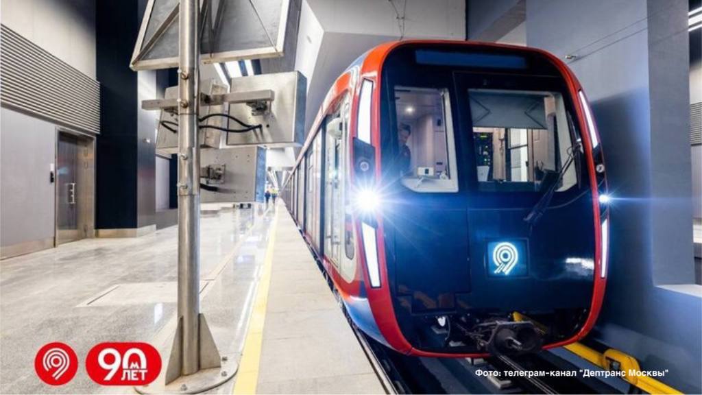 В Москве начнется тестирование беспилотного поезда На Большой кольцевой линии московского метро начнётся первый этап пилотной эксплуатации беспилотного поезда Об этом сообщил заместитель мэра Москвы по вопросам транспорта Максим Ликсутов В рамках проекта специалисты протестируют системы автоматического контроля падения на пути они должны выявлять людей и посторонние предметы машинное зрение для определения аномалий во время движения взаимодействие беспилотного состава с диспетчерским центром для быстрой передачи данных и реагирования на инциденты На первом этапе тестирования поезд серии Москва будет ездить ночью и без пассажиров под наблюдением машиниста Приоритетом остаются безопасность и стабильность перевозок По словам Ликсутова рабочий образец полностью беспилотного поезда который сможет ходить с интервалами московского метро будет готов к концу 2026 года Ранее беспилотные трамваи лаборатории уже проехали по Москве свыше 500 км и собрали около 2 ТБ данных для создания высокоточной карты города Сейчас они работают на пяти маршрутах фиксируя светофоры пешеходные переходы и остановки более тысячи объектов Подписывайся на наш канал в Максе