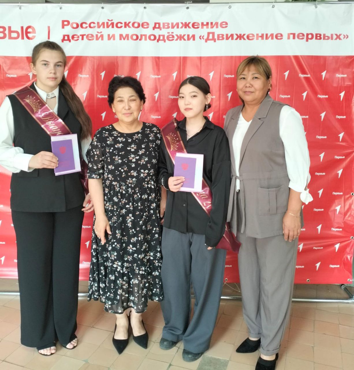 Сегодня в Палласовском районе получили аттестаты выпускники 9 классов. Получение аттестата – значимое событие для каждого ученика, ведь аттестат – это не только общая оценка школьных успехов выпускников, но и путевка во взрослую жизнь для многих ребят. ‼ 454 ученика, завершив итоговую аттестацию, получили основное общее образование и сегодня перед ними стоит выбор - продолжить обучение в школе или выбрать профессию и учёбу в учреждениях СПО. Те ребята, кто пойдет в 10 класс- для них главный выпускной еще впереди. А те, кто захотел получить профессию в других образовательных учреждениях, для них этот день стал прощальным со школой. Независимо от выбранного пути, мы желаем ребятам сделать правильный выбор! Успехов, удачи и всего самого наилучшего!