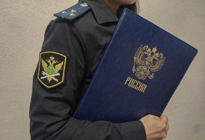 Судебным приставам в Забайкальском крае удалось снизить общую сумму задолженности индивидуальных предпринимателей, физических и юридических лиц с 2,2 млрд до 1,4 млрд рублей.   В частности, задолженность предприятиям топливно-энергетического комплекса удалось сократить с 1,355 млрд рублей до 963 млн рублей. За полгода было произведено 373 ареста имущества неплательщиков и вынесено 2429 постановлений об ограничении их выезда из страны.  Остальным организациям сферы ЖКЗ забайкальцы задолжали 909,8 млн рублей. К июлю сумма уменьшилась до 518 млн рублей. В рамках работы по этим делам было наложено 118 арестов и вынесено 1581 постановление об ограничении права на выезд.   В УФССП напоминают, что на добровольное погашение долга отводится 5 рабочих дней после получения гражданином уведомляющего документа. В случае если оплата не происходит в этот срок, то на физическое лицо налагается исполнительный сбор в размере 5% от суммы, которая подлежит взысканию  не менее тысячи рублей , а на юридическое лицо — 7%  не менее 5 тысяч рублей .