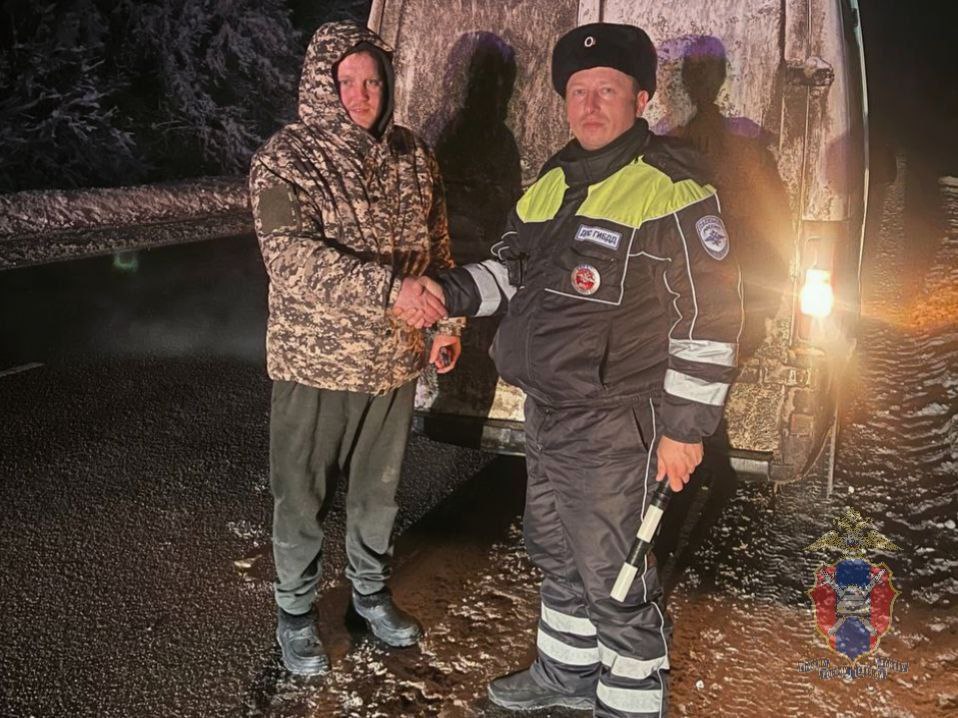 Госавтоинспекторы полные тёзки оказали помощь молодому водителю на заснеженной трассе Накануне в ночное время суток инспекторы ДПС федерального батальона майор полиции Дмитрий Попов и капитан полиции Дмитрий Попов на 297 километре автодороги Р 298 Курск Саратов в Панинском районе заметили стоящий на обочине автомобиль Фиат Дукато с включённой аварийной сигнализацией Подъехав к транспортному средству полицейские увидели растерянного мужчину 28 летний водитель пояснил автоинспекторам что к сожалению не смог правильно рассчитать расход дизельного топлива в результате чего в бензобаке закончилось горючее Сотрудники Госавтоинспекции Воронежской области приняли решение довезти мужчину до ближайшей автозаправки где он смог приобрести канистру бензина а затем вернулись к месту стоянки автомобиля Водитель житель Таловского района от души поблагодарил стражей дорог за помощь и продолжил путь Автоинспекторы с удивительным совпадением имён и фамилий вернулись на маршрут патрулирования Служба Дорога Помощь