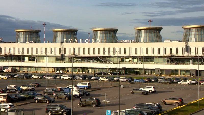 В Санкт Петербурге городские субсидии поддержат авиаперевозчиков Организациям воздушного транспорта предоставляется субсидия из бюджета Санкт Петербурга на осуществление региональных пассажирских воздушных перевозок в салонах экономического класса с пунктом отправления или назначения Санкт Петербург С помощью средств субсидии авиаперевозчики смогут возместить недополученные доходы возникшие в связи с организацией авиаперевозок по субсидируемым маршрутам Субсидии предоставляются по результатам отбора В 2025 году в бюджете Санкт Петербурга на выплату данного вида субсидий выделено 80 миллионов рублей Цель предоставления субсидий поддержка организаций воздушного транспорта осуществляющих авиаперевозки с пунктом назначения или отправления Санкт Петербург в 2025 2027 годах