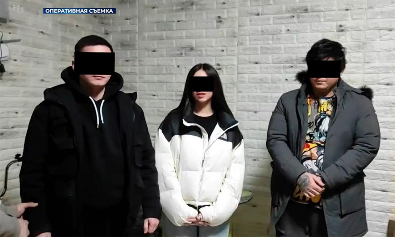 В Ферганской области сотрудники СГБ Узбекистана пресекли деятельность преступной группы из 34 человек похищавшей деньги у граждан России в основном пожилых через схему фальшивых колл центров Организатором оказался 40 летний житель Ферганы Участники арендовали помещения в Фергане и Ташкенте и использовали данные более 70 тысяч клиентов российских компаний продающих лекарства и БАДы Обученные операторы через SIP телефонию представлялись сотрудниками банков и правоохранительных органов сообщали о якобы положенной компенсации за некачественные товары и под предлогом уплаты налога в 5 20 тысяч рублей убеждали жертв переводить деньги на карты сообщников В итоге потерпевшие перечислили около 9 6 млн рублей 124 тыс Подробнее на нашем сайте Актуальные новости из Центральной Азии fergananews