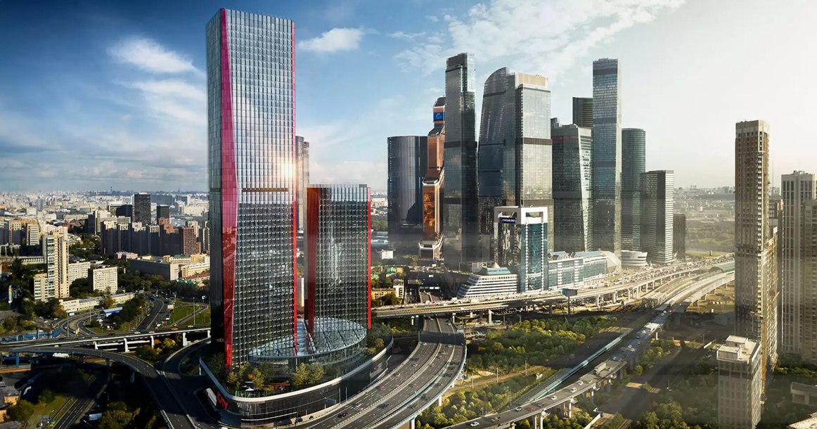 В «Сити» наконец завершилось строительство небоскреба iCity  Комплекс iCity расположен немного в стороне от основных башен «Сити», но все равно входит в состав делового центра. Стройка возле «Тестовской» началась в середине 2020 года и вот сейчас завершилась: сдана в эксплуатацию вторая очередь iCity.   Проект состоит из двух башен — Time Tower  34 этажа, 161 метр  и Space Tower  61 этаж, 260 метров . Из 230 тыс. «квадратов» общей площади больше половины  140 тыс. «квадратов»  приходится на офисы.   В чем особенность? Пишут, что это первый проект в «Сити», где все помещения предназначены для продажи. То есть аренды здесь совсем нет. При этом не все лоты еще распроданы: на сегодняшний день свободной остается 21 тыс. «квадратов».  На фоне других небоскребов эти выделяются своими красными гранями. На всех этажах комплекса сделаны смотровые пространства — террасы с перекрытиями из полупрозрачного стекла.