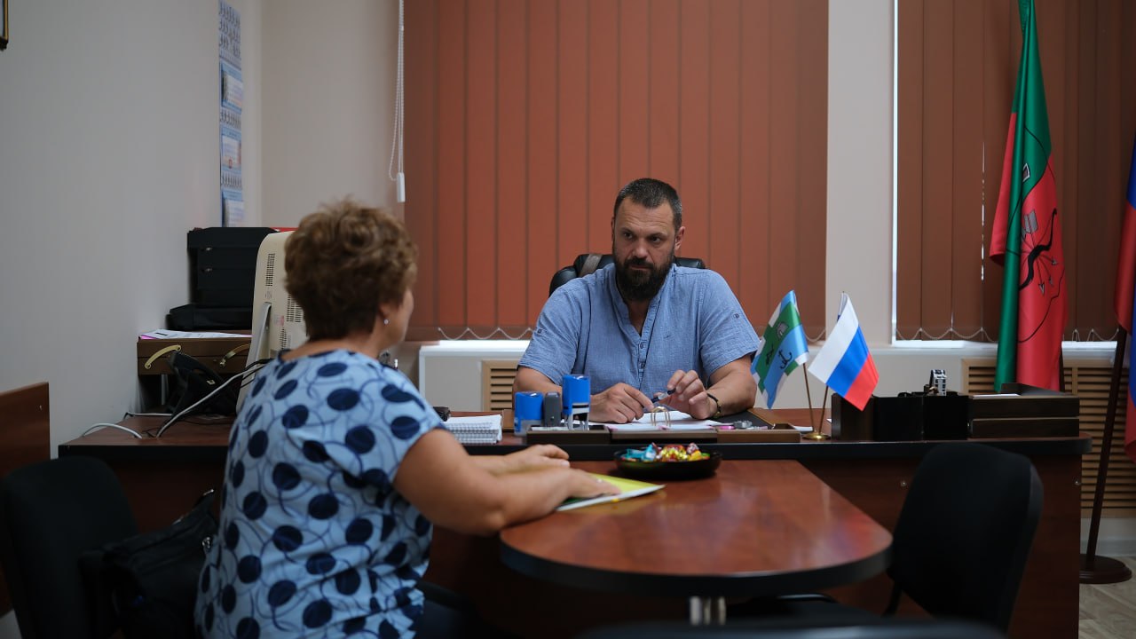 Глава Бердянского МО провел прием граждан 25 июня Алексей Кичигин в своем офисе в очередной раз встретился с жителями района. Присутствовавшие на встрече люди озвучили Алексею Николаевичу свои острые жизненные проблемы. Все обращения были зафиксированы, а часть из них была решена в срочном порядке. Глава оказал не только все необходимые консультации, но и оперативно инициировал работу подведомственных подразделений для дальнейшей проработки и помощи нуждающимся. Подобные встречи позволяют не только решать конкретные проблемы населения, но и способствуют улучшению качества жизни в целом.