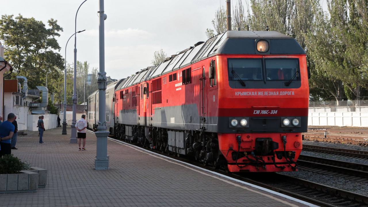Многодетные смогут в приоритетном порядке выкупать места в поездах южных направлений В РЖД сообщили, что в таких поездах для больших семей будет предусмотрено по два купе. Председатель Союза пассажиров России, член Общественного совета при Минтрансе России Кирилл Янков в программе "Сигналы точного времени": "Что-то новое всегда не так просто пробивает себе дорогу. Я думаю, что опыт прошлого года, когда действительно билетов на юг очень серьезно не хватало, заставил руководство РЖД задуматься о том, чтобы все-таки всерьез заняться льготными категориями. Чтобы эти льготные категории имели возможность поехать на юг. Раньше не было такого дефицита билетов. А прошлый год показал, что число желающих отдохнуть растет, популярность внутреннего туризма растет. И поездов не хватает. Лучше бы, конечно, если бы поездов добавили, но, видимо, поездов столько нет физически – ни вагонов, ни проводников. И пропускная способность недостаточная. В этих условиях нужно принимать какие-то новые нестандартные решения. И вот такое нестандартное решение было найдено". Слушать -канал и скачивайте официальное приложение Радио России!