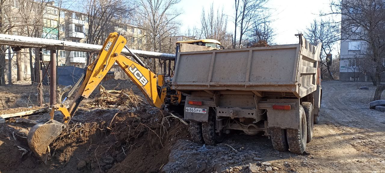 За 2 месяца количество аварий на сетях водоснабжения в Донецке снизилось более чем на треть  Об этом сообщили на прошедшем сегодня заседании оперштаба по теплу и воде.  Таких результатов удалось достичь благодаря совместным усилиям специалистов предприятия "Вода Донбасса" и помощи шеф-региона Москвы. На сегодняшний день в каждом районе Донецка работает по 1-2 бригады от предприятия, дополнительно 3 бригады из Москвы ликвидируют аварии в пяти районах города.   Так, в январе ремонтная бригада Донецкого водоканала отремонтировали водовод в Киевском районе, заменив свыше 50 метров трубопровода диаметром 400 мм, что позволило улучшить водоснабжение для жителей 60 жилых домов  включая верхние этажи .    Также проводятся работы и на объектах водоотведения. Подрядчики приступили к ремонту очистных сооружений, планируется замена механизированных решеток, что благоприятно скажется на качестве сбрасываемых стоков.  Кроме того, в Донецке увеличен подвоз воды жителям и установлены 16 пятикубовых емкостей с водой. В город направят дополнительные емкости, представители городской администрации уже устанавливают дома, куда вода подается нестабильно. Несколько емкостей также установят в Макеевке, о местах их расположения сообщат дополнительно.   Напомним, оперштаб по нормализации систем водоснабжения и отопления создан для аккумуляции всех ресурсов и нормализации ситуации с водой и теплом в Республике. В него вошли члены Правительства, представители Минстроя, снабжающих предприятий и депутаты.