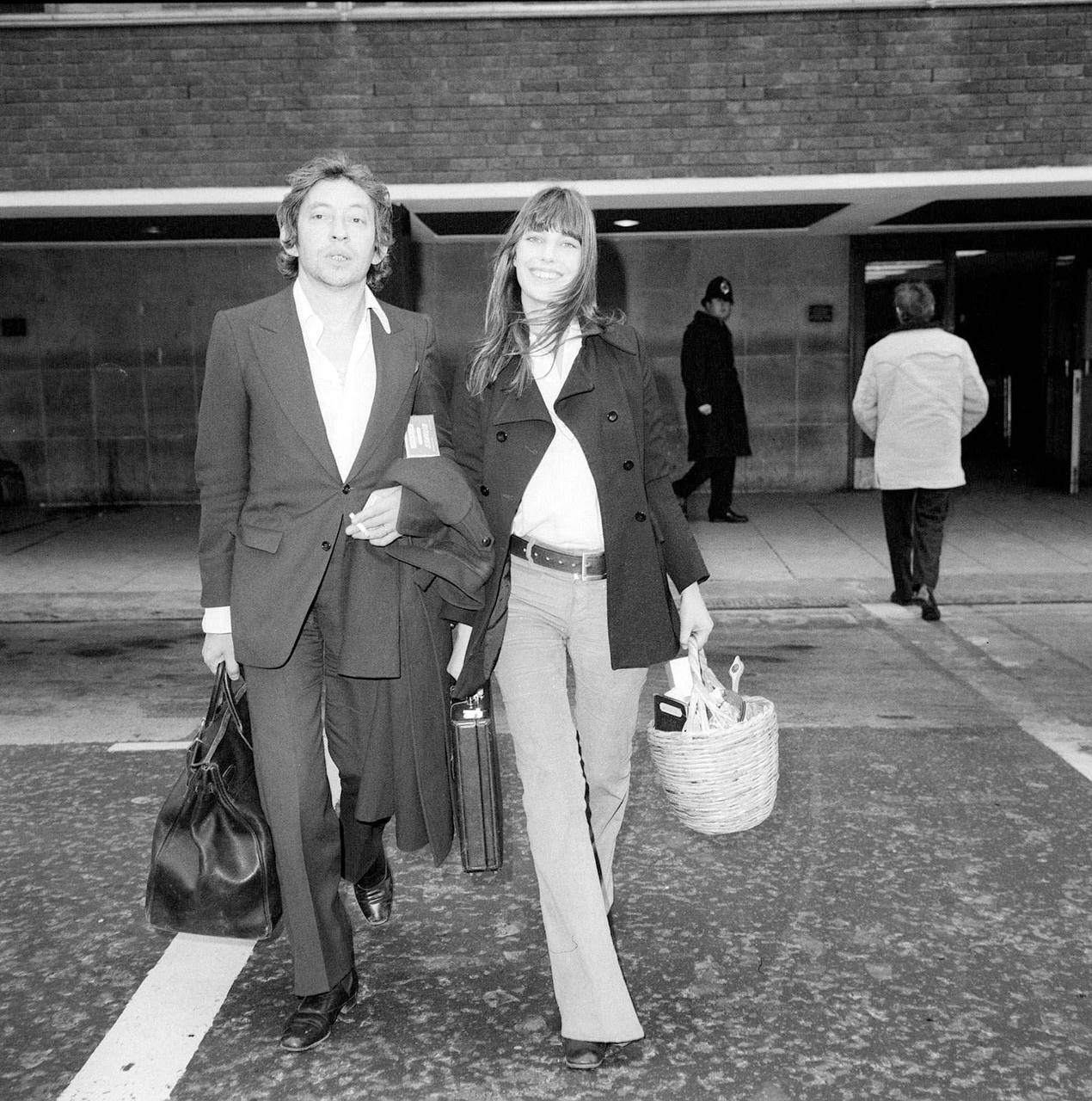 6 ноября Christie s выставляет на торги сумку Hermès HAC Haut à Courroies 50 1970 года которую Джейн Биркин и Серж Гензбур использовали в своих частых путешествиях задолго до рождения в 1984 году той самой Birkin с которой Джейн путешествовала уже без него Расстались они в 1980м а познакомились в 68 м В 70 х для их постоянных перемещений между Парижем и Лондоном он купил большую сумку Hermès изначально задуманную в 1892 году для того чтобы носить в ней седло и сапоги для верховой езды Она носила название HAC Haut à Courroies На тех фото где Джейн со своей богемной корзинкой Серж часто с той самой вместительной сумкой Hermès Джейн хранила сумку вплоть до 2019 года когда выставила ее на аукцион чтобы собрать средства для гуманитарного фонда Но не просто хранила а продолжала с ней путешествовать поэтому на сумке по сей день сохранился бейджик frequent traveller Евростара Ну и вроде как именно эта самая HAC Haut à Courroies стала прообразом сумки Birkin Сходство и в самом деле очевидное Форма и фурнитура почти одинаковые разница лишь в размерах Очень романтическая история это вам не крокодиловая Birkin с бриллиантами а эстимейт всего то 100 000 200 000
