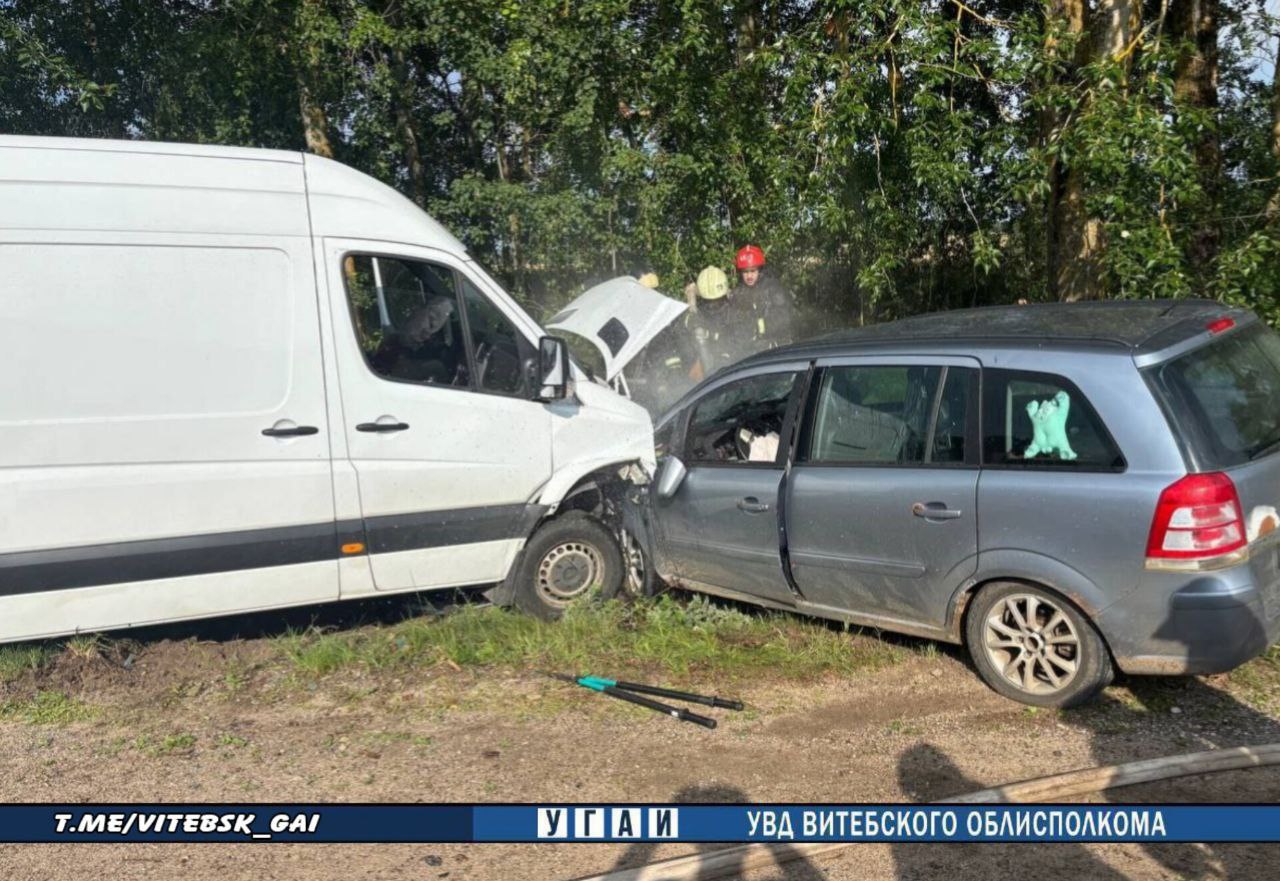 В Лепеле в ДТП пострадали водитель и пассажир Авария произошла около 8:20 вблизи дома №56 по улице Полоцкий тракт. 37-летний водитель Mercedes-Benz выехал на полосу встречного движения и совершил столкновение с автомобилем Opel, который двигался во встречном направлении, под управлением водителя 1981 года рождения. В результате ДТП водитель Mercedes-Benz и 35-летняя пассажир Opel получили телесные повреждения и были госпитализированы. По факту ДТП проводится проверка.