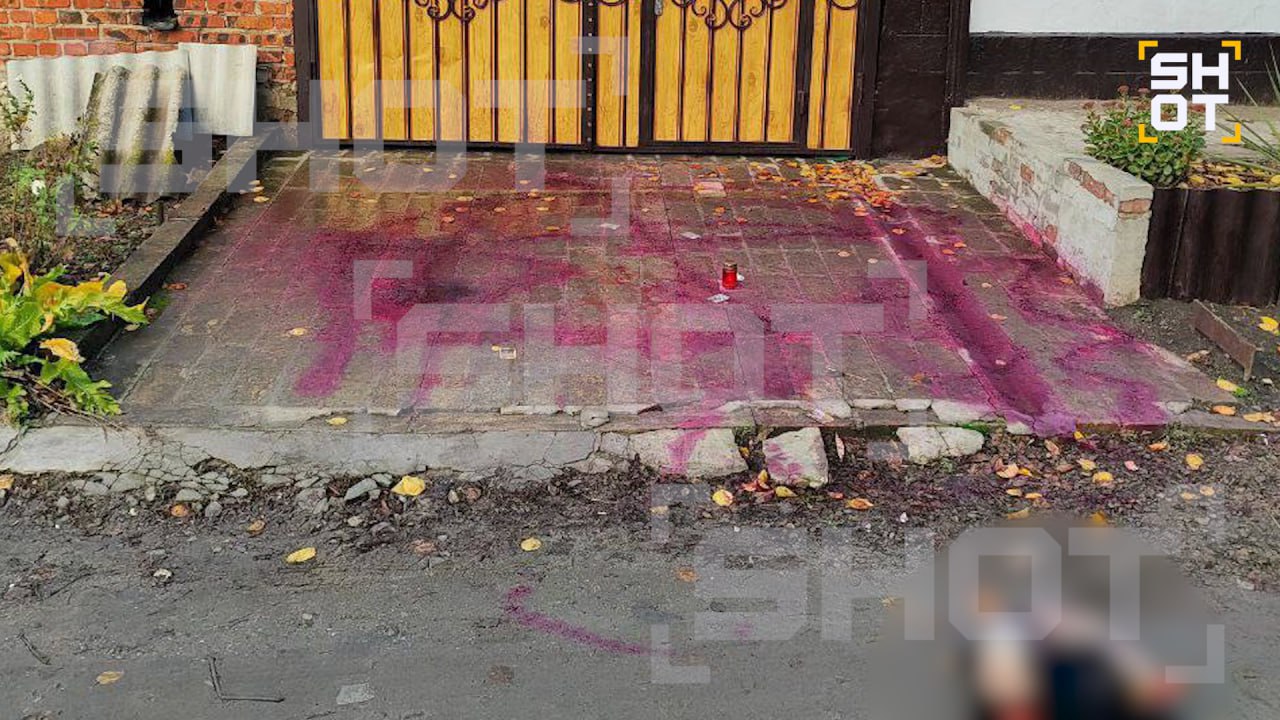 Таролога сатаниста ищет ростовская полиция Неизвестный провёл мрачный обряд перед домом семьи с ребёнком Жительница города Красный Сулин пожаловалась что у ворот её частного дома стали появляться странные красные знаки похожие на пентаграммы Когда она установила камеры на них попался неизвестный в балахоне с капюшоном Он притащил к дому отрезанную голову коровы нарисовал знак и раскидал карты таро Женщина обратилась в полицию Сотрудники начали проверку По словам местных кошмарить дамочку может специально её бывший от которого она ушла некоторое время назад Международное движение сатанистов признано в РФ экстремистским и запрещено SHOT в MAX   max ru shot