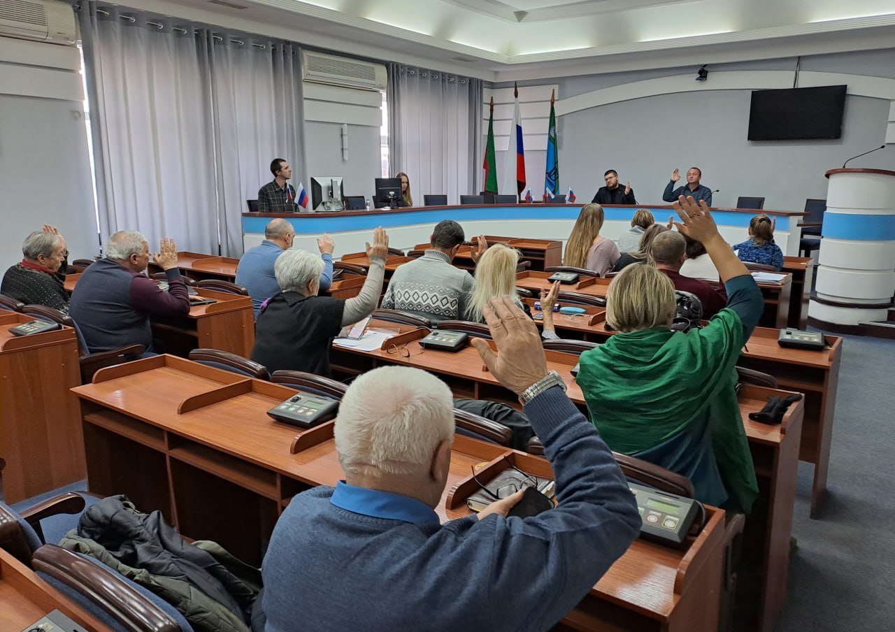 ‼ Бердянские депутаты утвердили положение о ежегодном отчете Главы города   Сегодня, 13 декабря, состоялось 19-е заседание Бердянского городского Совета депутатов.  Депутаты внесли изменения в решение Бердянского городского Совета от 29 декабря 2023 г. №6/1 «О бюджете муниципального образования «Городской округ Бердянск Запорожской области» на 2024 год».   Утвердили заключения по результатам публичных слушаний в заочной форме по проекту «О бюджете муниципального образования «Городской округ Бердянск Запорожской области» на 2025 год и плановый период 2026 и 2027 годов»,  а также утвердили Положение о ежегодном отчете Главы Бердянского городского округа о результатах его деятельности, деятельности Администрации Бердянского городского округа.