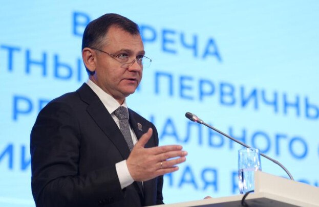 Программная речь Юрия Слюсаря получила оценку федеральных экспертов  Федеральный политолог, эксперт ЭИСИ   Анна Фёдорова оценила программную речь врио губернатора Ростовской области Юрия Слюсаря, с которой он выступил на встрече с руководителями и представителями первичных отделений «Единой России». Об этом Анна Фёдорова написала в своем телеграм-канале.  «Слюсарь обозначил новые подходы к территориальному развитию области, включая работу по опорным населённым пунктам. Это тоже в тренде. Говорил он и про новую градостроительную политику. И конечно, прозвучала милая сердцу любого муниципала идея – оставлять больше денег на местах», – рассказала политолог.   По словам эксперта ЭИСИ, Юрий Слюсарь разделяет президентский посыл о заботе о доме, и ключевые слова его речи «Дом, семья, Дон», создают сильную идеологическую основу. Она также отметила, что участники встречи – это местные лидеры, понимающие проблемы региона и способные на критическую оценку власти.  «На полях замечу, что видна тщательная работа со смыслами. Есть и апелляции к эмоциональной сфере, и абсолютно рациональные вещи», – подытожила Анна Фёдорова.     Южная служба новостей