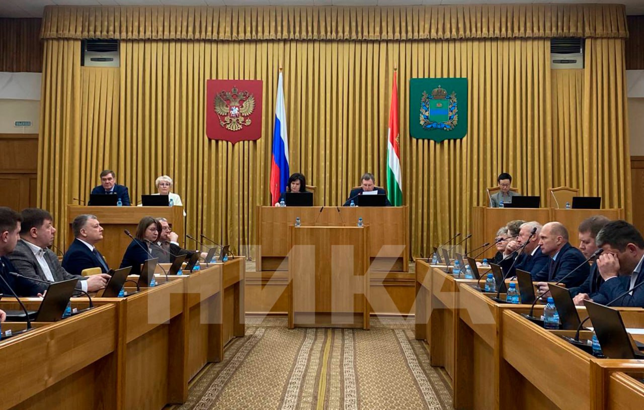 В Калужской области продлили повышенные выплаты для контрактников Такое решение было принято на сессии Законодательного Собрания Теперь эту меру поддержки можно получить до конца марта Размер региональной выплаты составляет 2 миллиона рублей Кроме того каждый кто подписывает контракт с Министерством обороны Российской Федерации получает федеральную выплату 400 тысяч рублей Ещё не менее 100 тысяч рублей дополнительно выплачивают администрации округов Также на встрече прозвучал отчёт прокурора области Он выступил с отчётом такой привычный для депутата формат Но он позволил нам сделать вывод о том что и прокуратура и депутаты и исполнительная власть делают всё для того чтобы работать в одном ключе и развивать Калужскую область отметил Геннадий Новосельцев председатель Законодательного собрания Обратиться в пункт отбора на военную службу по контракту можно в Калуге по адресу улица Максима Горького 87 Телефон для справок 8 800 100 47 66 Подписывайтесь на наш канал в Максе