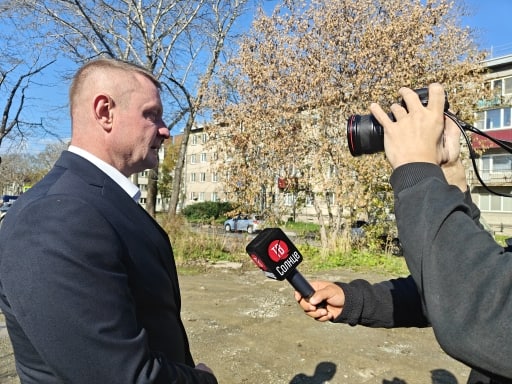 Комментарий от первого лица, генерального директора АО "СКК" Максима Беккера, который незамедлительно прибыл на ул. Бумажную, чтобы оценить обстановку.   "В тепловой камере было обнаружено повреждение с выходом теплоносителя на поверхность. В данный момент его подача перекрыта, на место прибыла ремонтная бригада для обнаружения повреждения. После чего по характеру повреждения станет ясно, сколько времени займёт его устранение. Люди будут работать так долго, как это потребуется".    Город продолжает входить в отопительный сезон, проблемные точки обнаруживаются, работа над ними идёт беспрерывно, т.к. первейшая задача - дать отопление во всём городе без нарушения положенных нормативов  не позднее окончания пятисуточного периода со средней суточной температурой наружного воздуха не выше + 8 С°  .