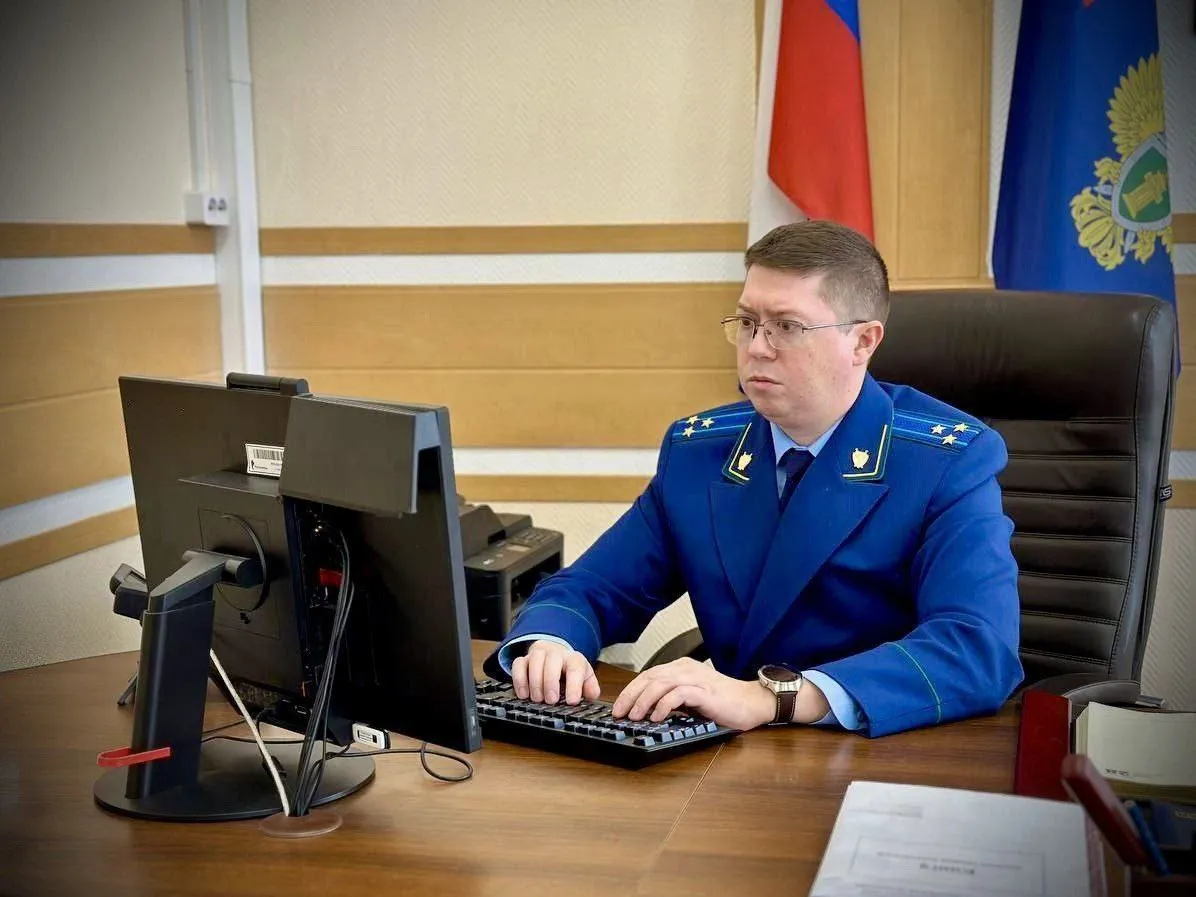 Участники организованной группы предстанут перед судом за взяточничество при выдаче водительских удостоверений   Георгиевская межрайонная прокуратура утвердила обвинительные заключения по 8 уголовным делам в отношении бывших сотрудников МРЭО ГИБДД г Георгиевск ГУ МВД России по Ставропольскому краю а также иных лиц Они обвиняются по п а ч 5 ст 290 УК РФ получение организованной группой взяток в крупном размере лично и через посредников за незаконные действия По версии следствия в 2023 году обвиняемые создали организованную группу с целью получения взяток от неопределенного круга лиц за выдачу водительских удостоверений в обход установленного законом порядка Соучастники вносили ложные сведения об объеме знаний и качестве выполнения маневров в экзаменационные листы теоретических и практических квалификационных экзаменов В результате незаконной деятельности выдано не менее 42 документов на право управления транспортными средствами различных категорий Общая сумма полученных экзаменаторами незаконных вознаграждений составила около 1 млн рублей Уголовные дела направлены прокурором в суд для рассмотрения по существу организовано поддержание государственного обвинения Обвиняемым грозит наказание в виде лишения свободы на срок до 12 лет В отношении 5 сообщников обвиняемых ранее постановлены обвинительные приговоры им назначены наказания в виде лишения свободы на сроки от 2 лет до 4 лет с отбыванием в исправительной колонии строгого режима со штрафами до 5 млн рублей каждому с конфискацией денежных средств полученных в результате противоправной деятельности Также прокурором в суд направлены 12 уголовных дел в отношении взяткодателей 10 из них уже осуждены по ч 3 ст 291 УК РФ с назначением наказаний в виде лишения свободы на сроки от 2 лет 4 месяцев до 3 лет условно со штрафами в размере до 300 тыс рублей каждому с лишением права заниматься деятельностью связанной с управлением транспортными средствами на срок до 5 лет   Сайт MAX ТG ВК ОК Обратиться в прокуратуру