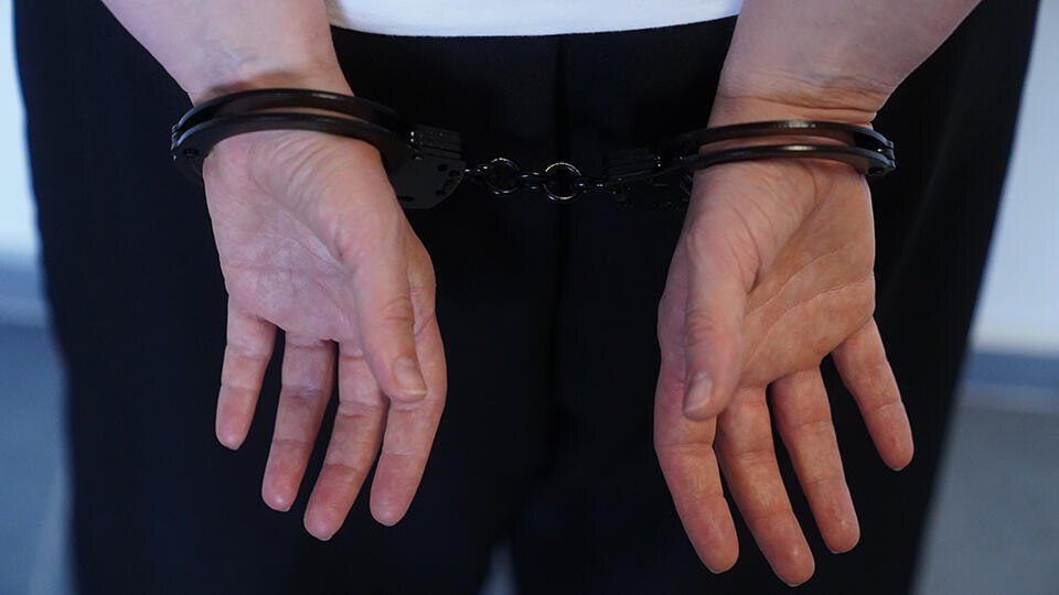 Мужчину задержали по делу об убийстве в Ростове 29-летней давности В Ростовской области задержан мужчина, подозреваемый в совершении убийства, произошедшего 29 лет назад. Об этом сообщили в пресс-службе регионального управления МВД. Согласно информации, предоставленной правоохранительными органами, в феврале 1996 года в Ростове подозреваемый наведался к своему знакомому, у которого он проживал и подрабатывал. Во время совместного распития спиртных напитков между мужчинами возник конфликт. В результате один из них жестоко избил другого. После чего пострадавший скончался на месте. Опасаясь последствий, нападавший вынес тело убитого из дома, оставил его на улице в Ростове-на-Дону и скрылся. По данному инциденту было заведено уголовное дело, однако установить личность преступника тогда не удалось, и расследование было приостановлено. Спустя почти три десятилетия сотрудникам правоохранительных органов удалось установить местонахождение подозреваемого. Им оказался 81-летний житель города Аксай. В конце марта 2025 года мужчину задержали. Против него возбуждено уголовное дело по статье об умышленном причинении тяжкого вреда здоровью, повлекшего за собой смерть потерпевшего по неосторожности. Теперь пожилому мужчине может грозить до 15 лет тюремного заключения. Подписаться на "Новости Ростова" Прислать новость