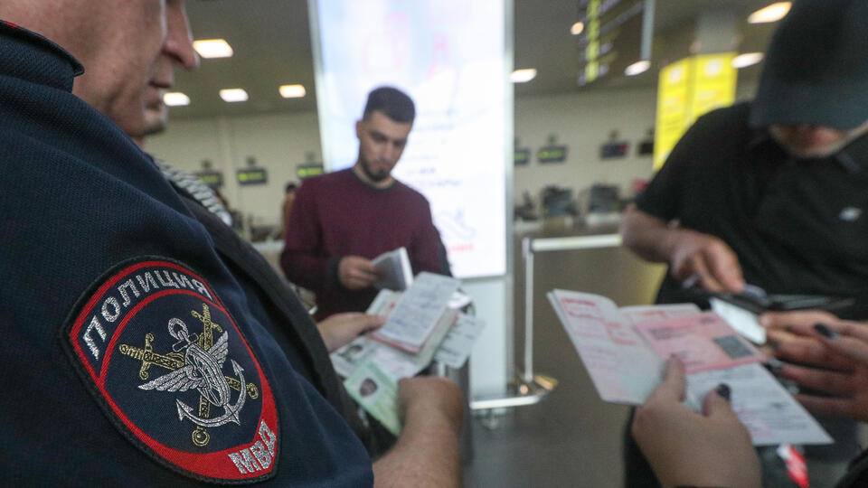 В России могут ввести биометрический контроль мигрантов в аэропортах Инициатива направлена на повышение эффективности контроля за иностранцами, прибывающими в страну, особенно теми, кто намерен трудоустроиться, заявил депутат Ярослав Нилов. Он предложил установить устройства для дактилоскопической идентификации в региональных аэропортах, куда чаще всего прилетают мигранты из стран бывшего СССР, особенно в рамках безвизового въезда. «ЧП РОССИЯ 18+» - ЖЕСТЬ, ВОЙНА, НОВОСТИ! ПОДПИСАТЬСЯ