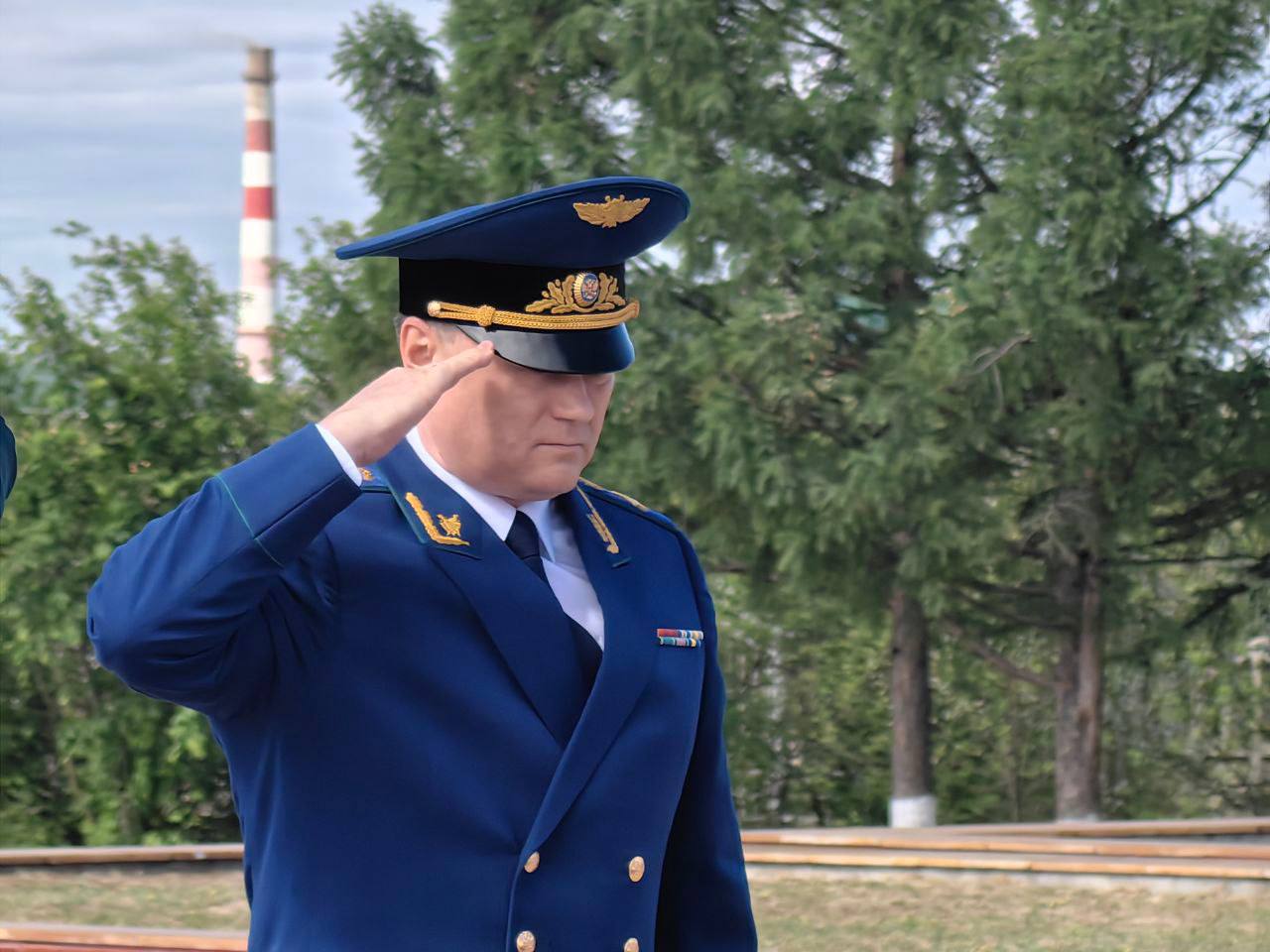 Генеральный прокурор России впервые приехал в Забайкалье с рабочим визитом   Сразу после прилета Игорь Краснов вместе с губернатором Александром Осиповым возложил цветы к вечному огню на Мемориале трудовой и боевой славы забайкальцев.