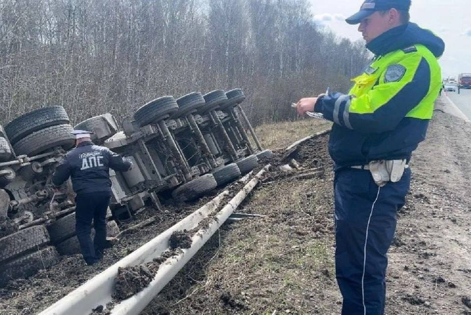 В районе Камышлова на Тюменском тракте перевернулся грузовик. Происшествие произошло из-за лопнувшей шины. Информации о пострадавших нет. В связи с этим инцидентом в ГАИ Свердловской области сообщили о перекрытии движения с 121 по 128 км. Объехать можно по 121-му км западного подъезда к Камышлову. Подписаться Новости Екатеринбурга