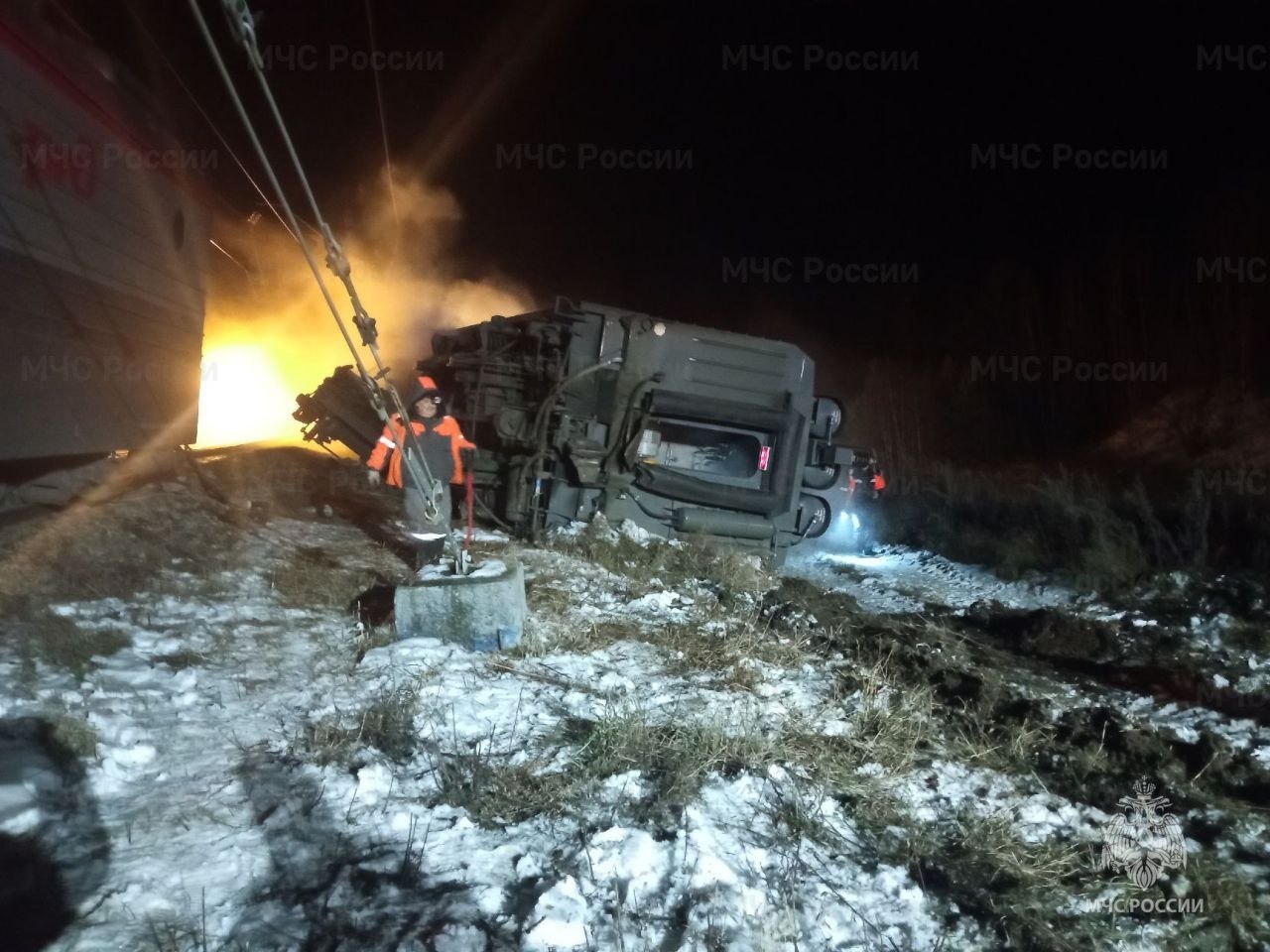 Пять поездов задержали из за схода вагонов в Тайшетском районе Это произошло в 01 15 По информации МЧС с рельсов сошли локомотив грузового поезда и восемь вагонов с углем Повреждена контактная опора и 150 метров железнодорожного полотна Предварительно никто не пострадал и нет экологической угрозы Задержаны поезда 9 Владивосток Москва 69 Чита Москва 137 Иркутск Абакан 57 Иркутск Красноярск 147 Иркутск Тайшет Электрички 6401 Нижнеудинск Тайшет и 6402 Тайшет Нижнеудинск отменены Фото ГУ МЧС России по Иркутской области Читайте IrCity в MAX