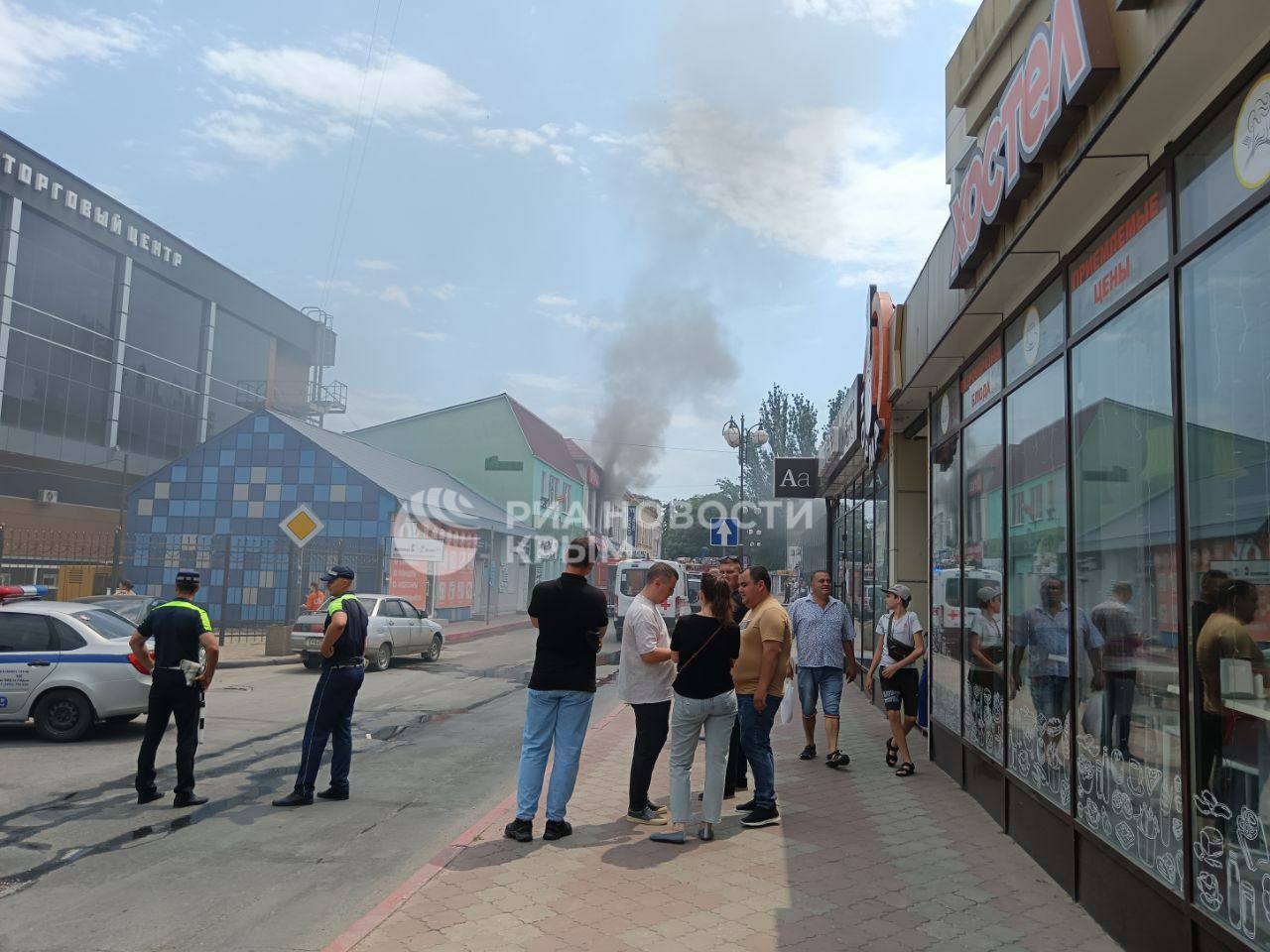 Кадры горящего магазина в центре Керчи. На месте работают правоохранители и пожарные.