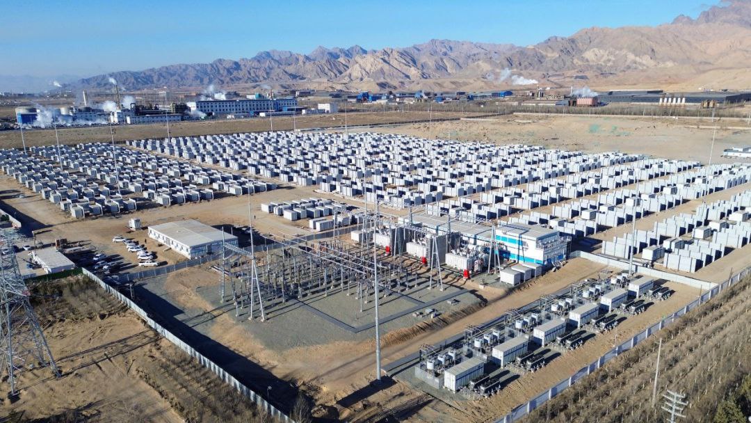 В Китае к электросети подключена крупнейшая в мире электростанция с электрохимическим накопителем энергии Vision Jingyi Chaganhada Мощность проекта составляет 4 ГВтч Это означает что завершены работы по созданию кластеров накопления энергии мощностью 12 8 ГВтч построенных в рамках проекта Vision 2025 в Баяннаоэре Ордосе Хух Хото Уланкабе Силин Гол Лиге и Алашань лиге а совокупный объем проектов развития осуществляемых автономным районом Внутренняя Монголия превысил 14 ГВтч обращает внимание автор тг канала Энергия Китая  Спасибо за Ваш голос Энергия Китай