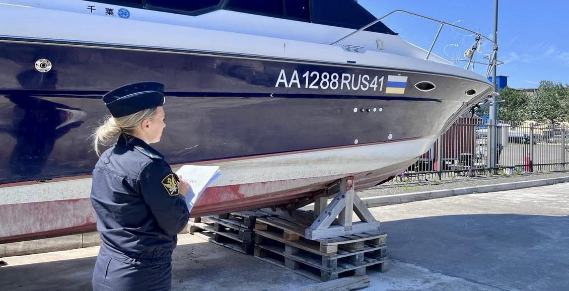 Житель Камчатки лишился дорогого катера за долги в 300 тысяч Судебные приставы Камчатки арестовали маломерное судно принадлежащее 44 летнему местному жителю Мужчина задолжал по налогам 300 тысяч рублей Нажмите для подробностей kam24 ru news main 20250903 120417 html utm source telegram utm medium messenger